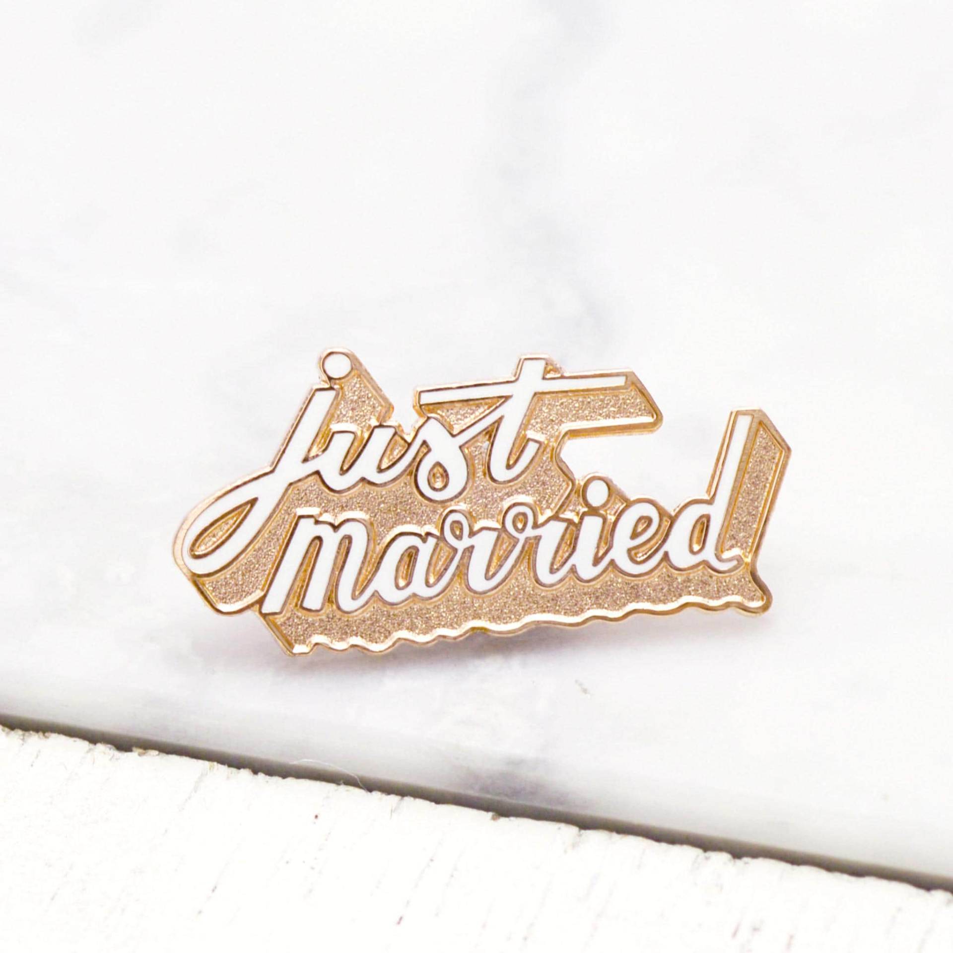 Gerade Verheiratet Emaille Pin - Hochzeit Hen Party Badge Bachelorette Hard Enamel Geschenke Für Brautpaar Gold Gerade Verheiratet Emaille Pin - Hochzeit Hen Party Badge Bachelorette Hard Enamel Geschenke Für Brautpaar Gold von AlphabetBags