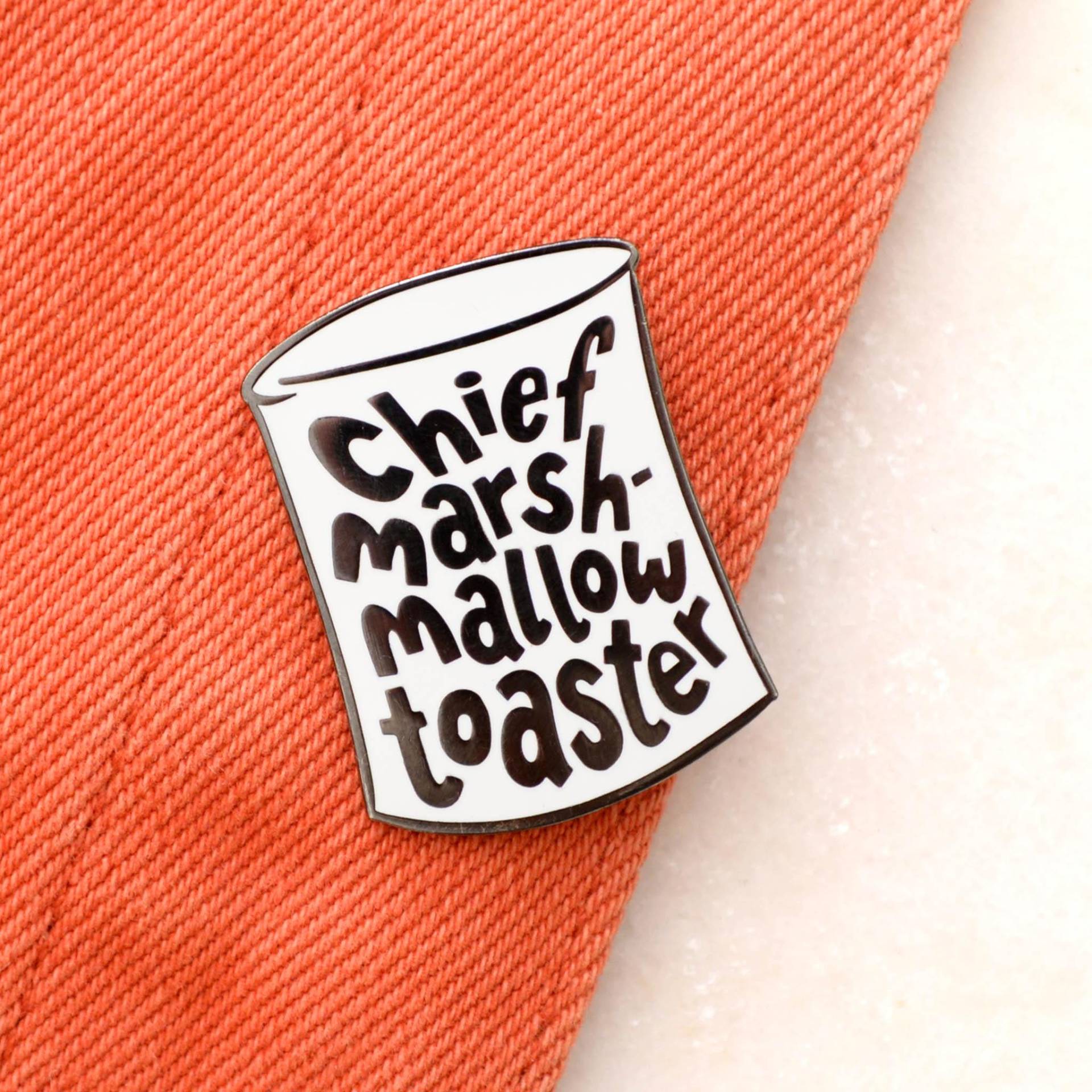Häuptling Marshmallow Toaster Pin - Hard Enamel Sommer Geschenk Für Die Reise Brosche Anstecknadel Pins Anstecker Lagerfeuer Häuptling Marshmallow Toaster Pin - Hard Enamel Sommer Geschenk Für Die Reise Brosche Anstecknadel Pins Anstecker Lagerfeuer von AlphabetBags