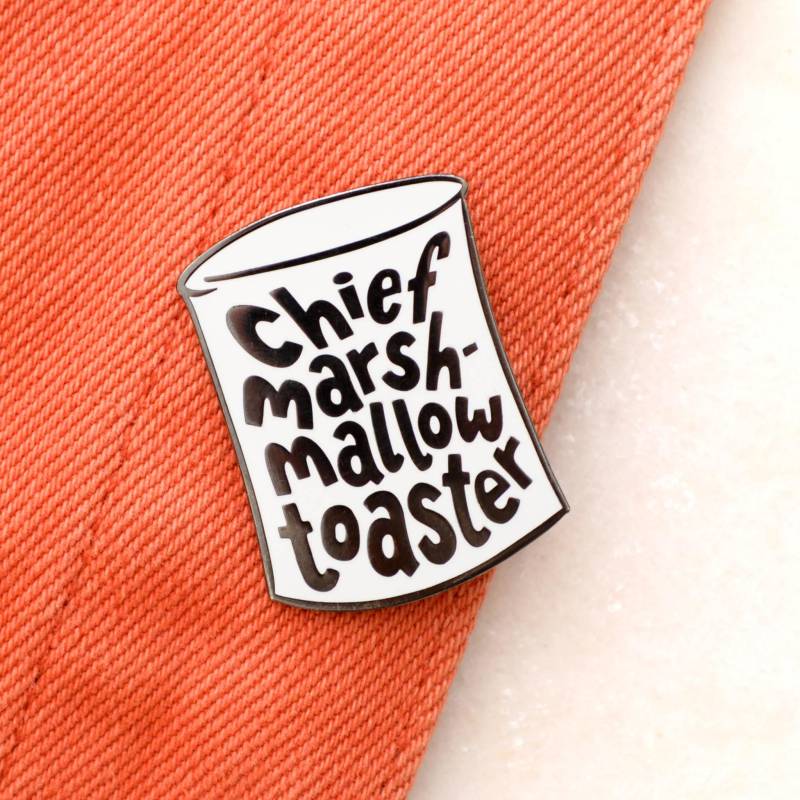 Häuptling Marshmallow Toaster Pin - Hard Enamel Sommer Geschenk Für Die Reise Brosche Anstecknadel Pins Anstecker Lagerfeuer Häuptling Marshmallow Toaster Pin - Hard Enamel Sommer Geschenk Für Die Reise Brosche Anstecknadel Pins Anstecker Lagerfeuer von AlphabetBags