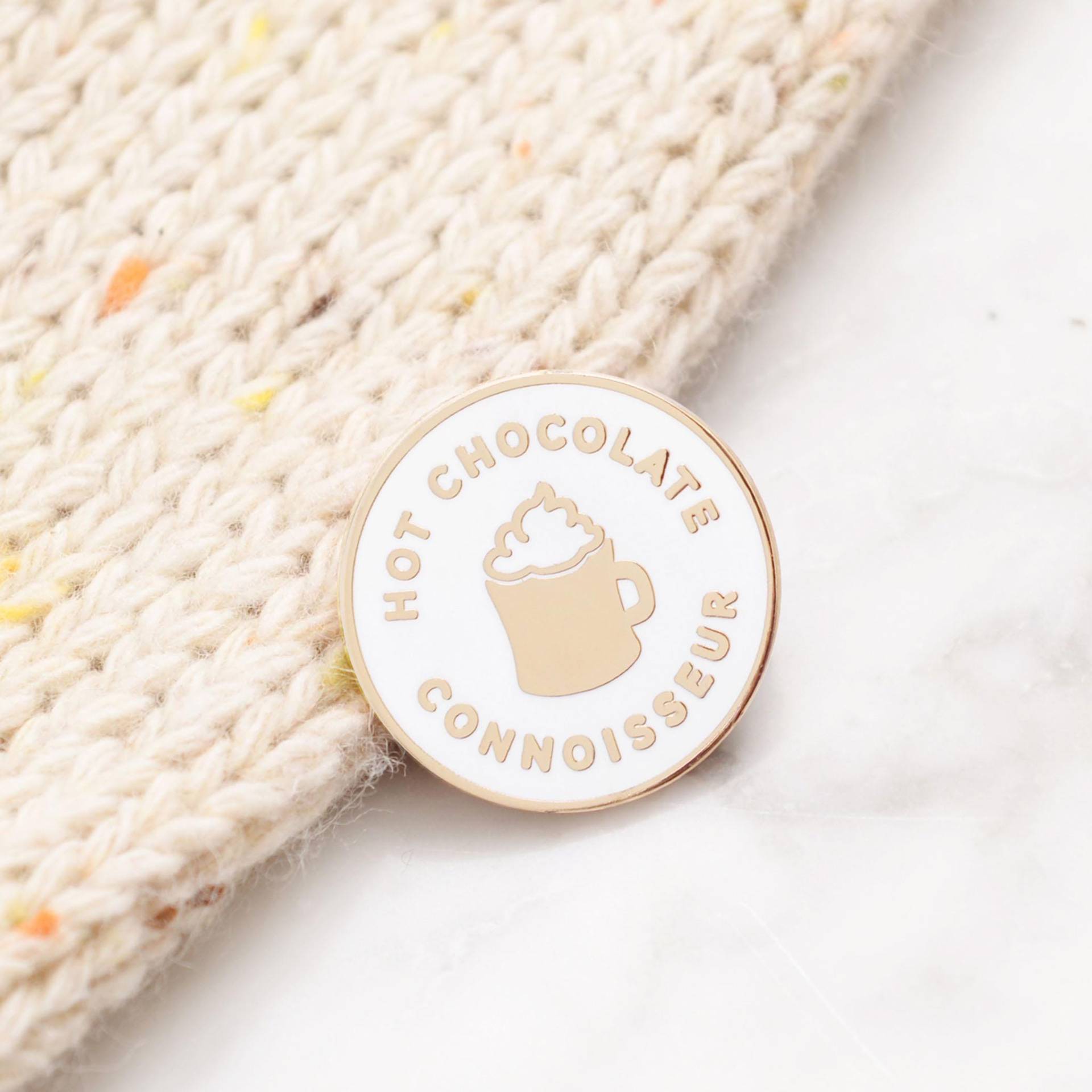 Heiße Schokolade Connoisseur Emaille Pin - Heißer Kakao Flair Anstecknadel Pins Slogan Schokoladenliebhaber Schokoladen Liebhaber Heiße Schokolade Connoisseur Emaille Pin - Heißer Kakao Flair Anstecknadel Pins Slogan Schokoladenliebhaber Schokoladen Liebhaber von AlphabetBags