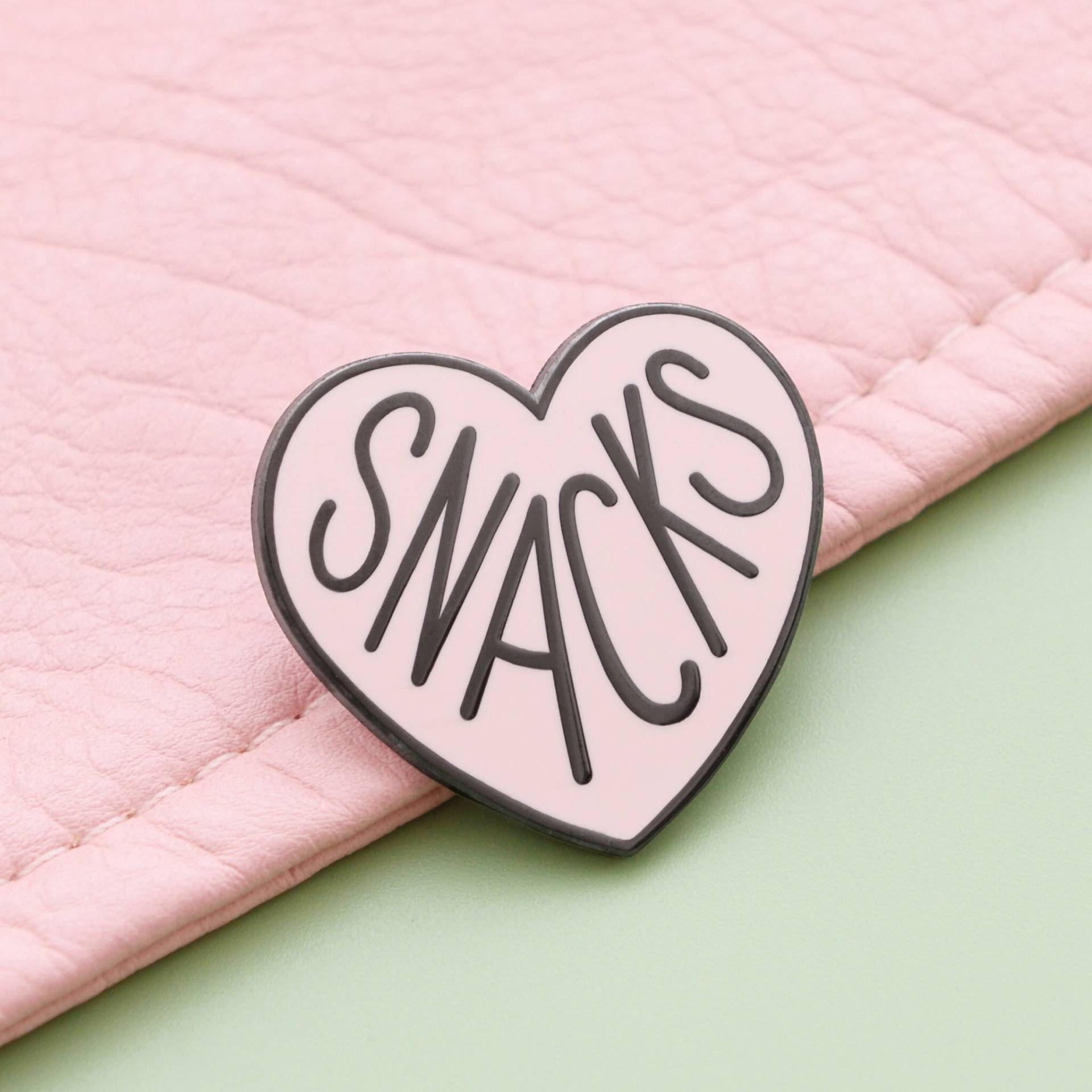 Herz Snacks Pin - Hard Emaille Geschenk Für Reise Flair Brosche Anstecknadel Freunde Herz Snacks Pin - Hard Emaille Geschenk Für Reise Flair Brosche Anstecknadel Freunde von AlphabetBags