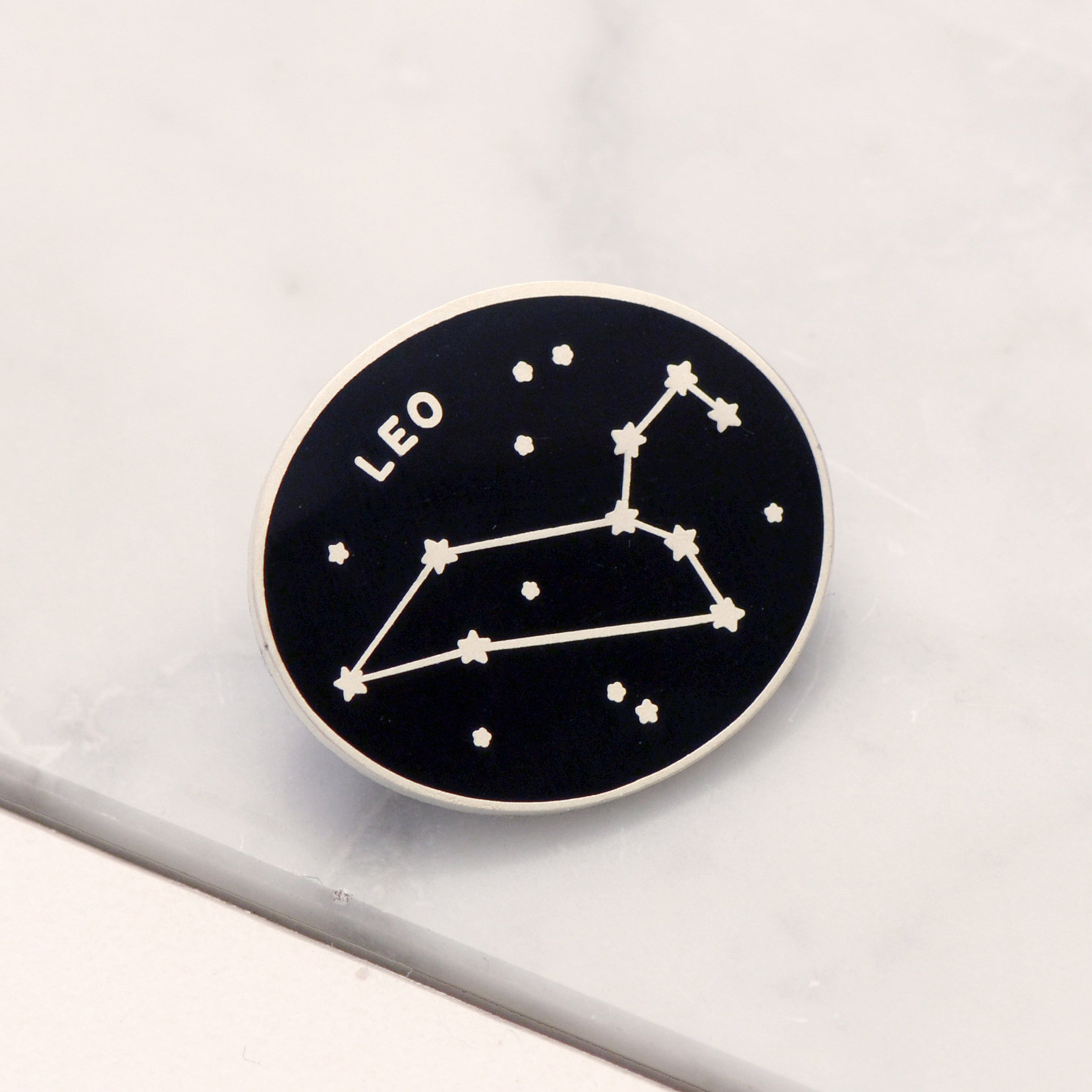 Leo Pin - Sternzeichen Sternbild Emaille Hard Set Pins Flair Geburtstag Abzeichen Geschenk Leo Pin - Sternzeichen Sternbild Emaille Hard Set Pins Flair Geburtstag Abzeichen Geschenk von AlphabetBags