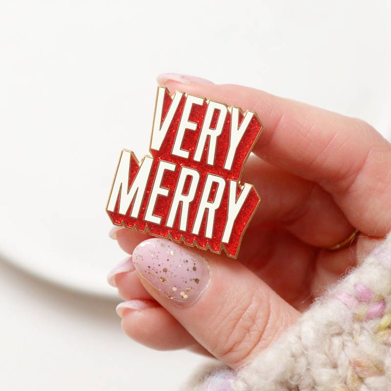 Merry Emaille Pin - Weihnachtsbrosche Anstecknadel Stocking Filler Stuffer Wichtelgeschenk von AlphabetBags