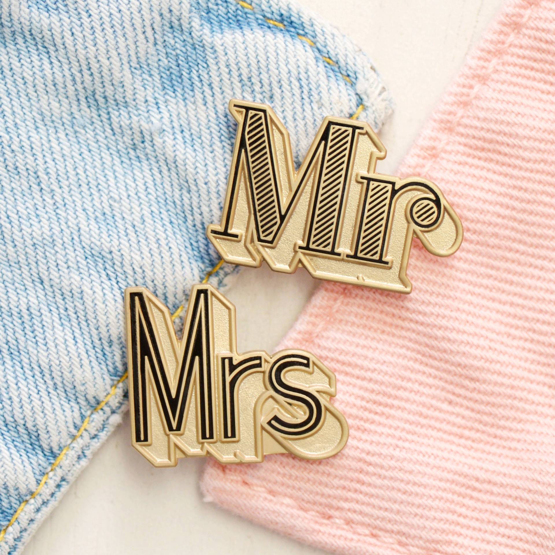 Mr/Mrs Emaille Pin Set - Hochzeit Brautpaar Geschenk Braut Flair Flitterwochen Anstecker Hard Enamel Pins Mr/Mrs Emaille Pin Set - Hochzeit Brautpaar Geschenk Braut Flair Flitterwochen Anstecker Hard Enamel Pins von AlphabetBags