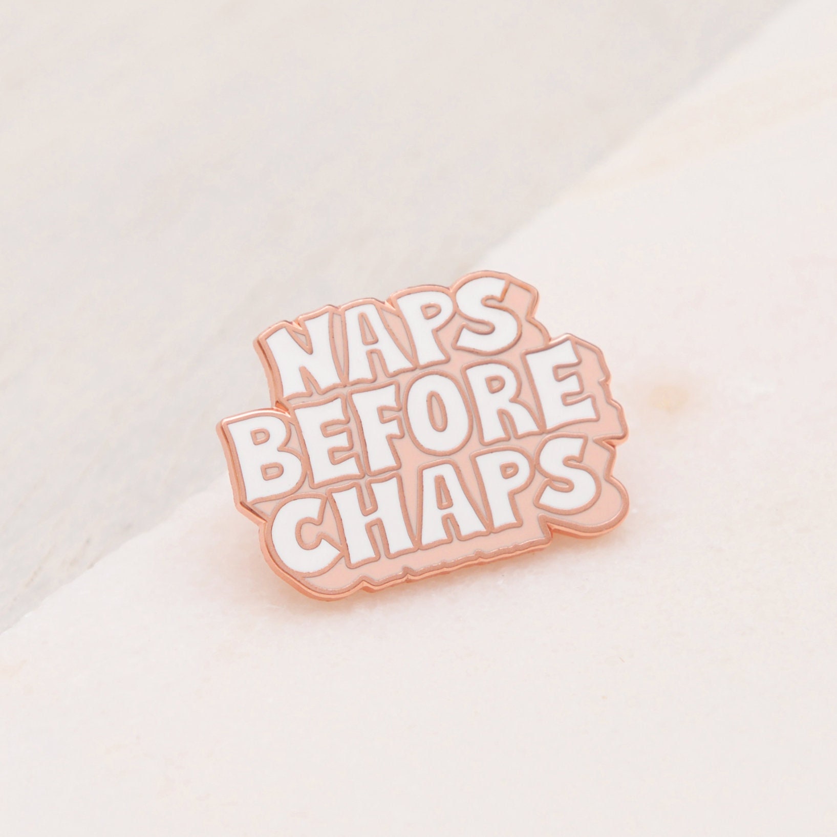 Nickerchen Vor Chaps Emaille Pin - Anstecknadel Pins Slogan Quirky Abzeichen Geschenk Für Freunde Galentines Nickerchen Vor Chaps Emaille Pin - Anstecknadel Pins Slogan Quirky Abzeichen Geschenk Für Freunde Galentines von AlphabetBags