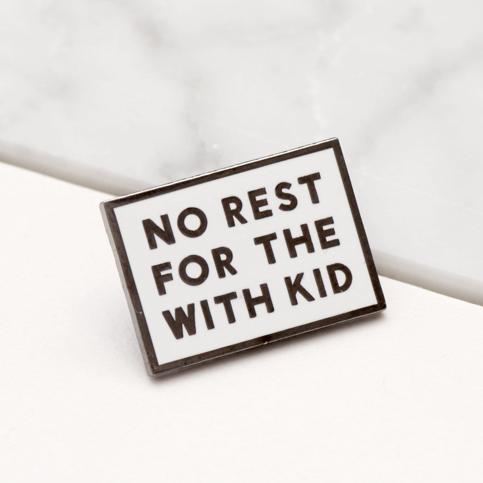 No Rest For The With Kid Pin - Mom Pins Für Mütter Hard Enamel Emaille Flair Brosche Anstecknadel New Mum Geschenk No Rest For The With Kid Pin - Mom Pins Für Mütter Hard Enamel Emaille Flair Brosche Anstecknadel New Mum Geschenk von AlphabetBags