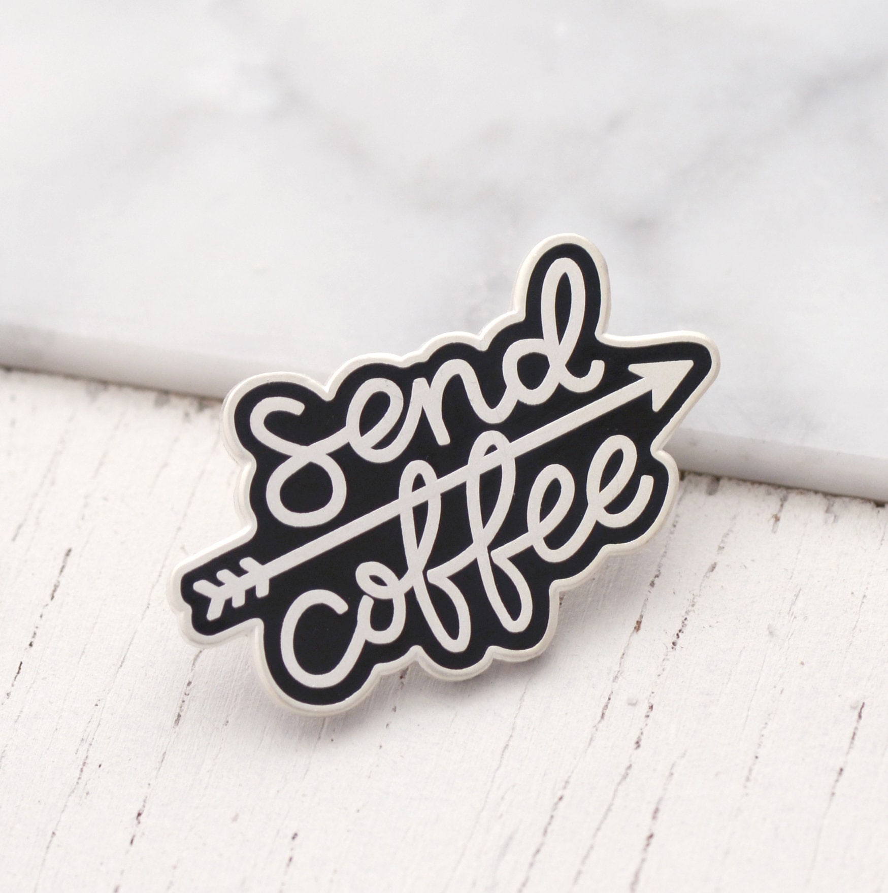 Senden Sie Kaffee Pin - Hard Emaille Kaffeeliebhaber Geschenk Flair Brosche Anstecknadel Pins Quirky Abzeichen Senden Sie Kaffee Pin - Hard Emaille Kaffeeliebhaber Geschenk Flair Brosche Anstecknadel Pins Quirky Abzeichen von AlphabetBags