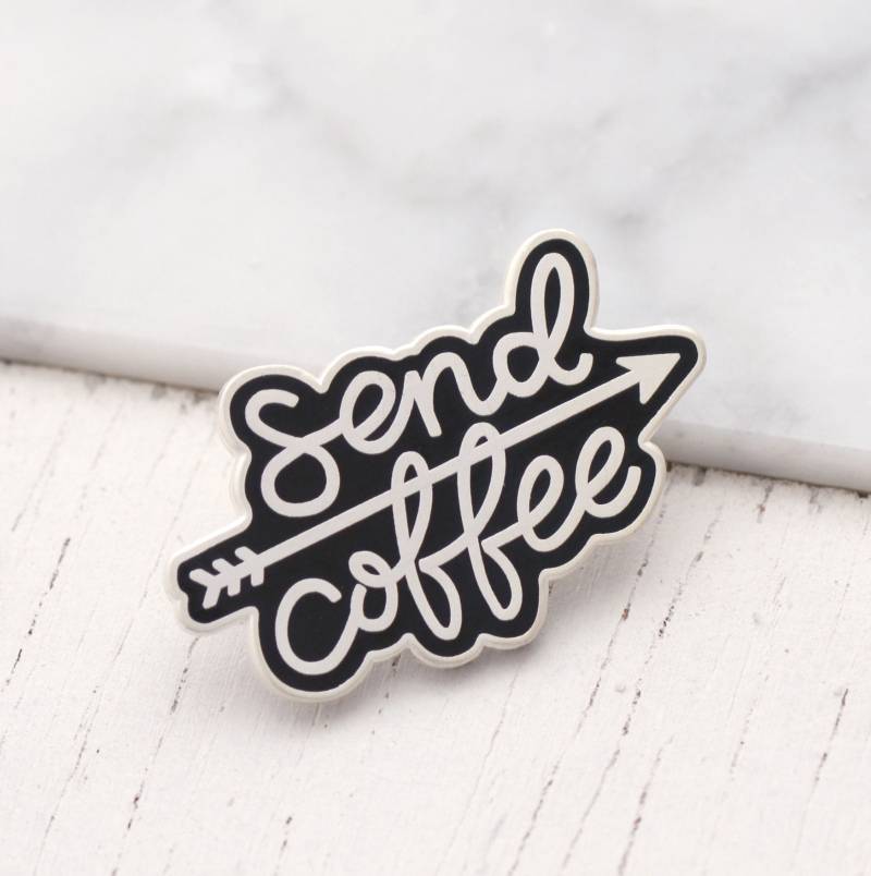 Senden Sie Kaffee Pin - Hard Emaille Kaffeeliebhaber Geschenk Flair Brosche Anstecknadel Pins Quirky Abzeichen Senden Sie Kaffee Pin - Hard Emaille Kaffeeliebhaber Geschenk Flair Brosche Anstecknadel Pins Quirky Abzeichen von AlphabetBags