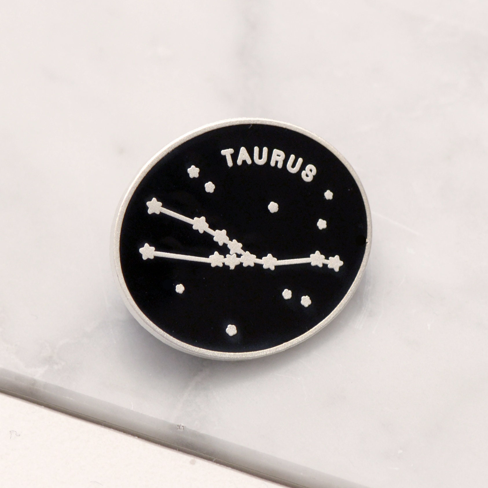 Stier Pin - Sternzeichen Sternbild Emaille Hard Pins Flair Geburtstag Abzeichen Starsign Geschenk Stier Pin - Sternzeichen Sternbild Emaille Hard Pins Flair Geburtstag Abzeichen Starsign Geschenk von AlphabetBags