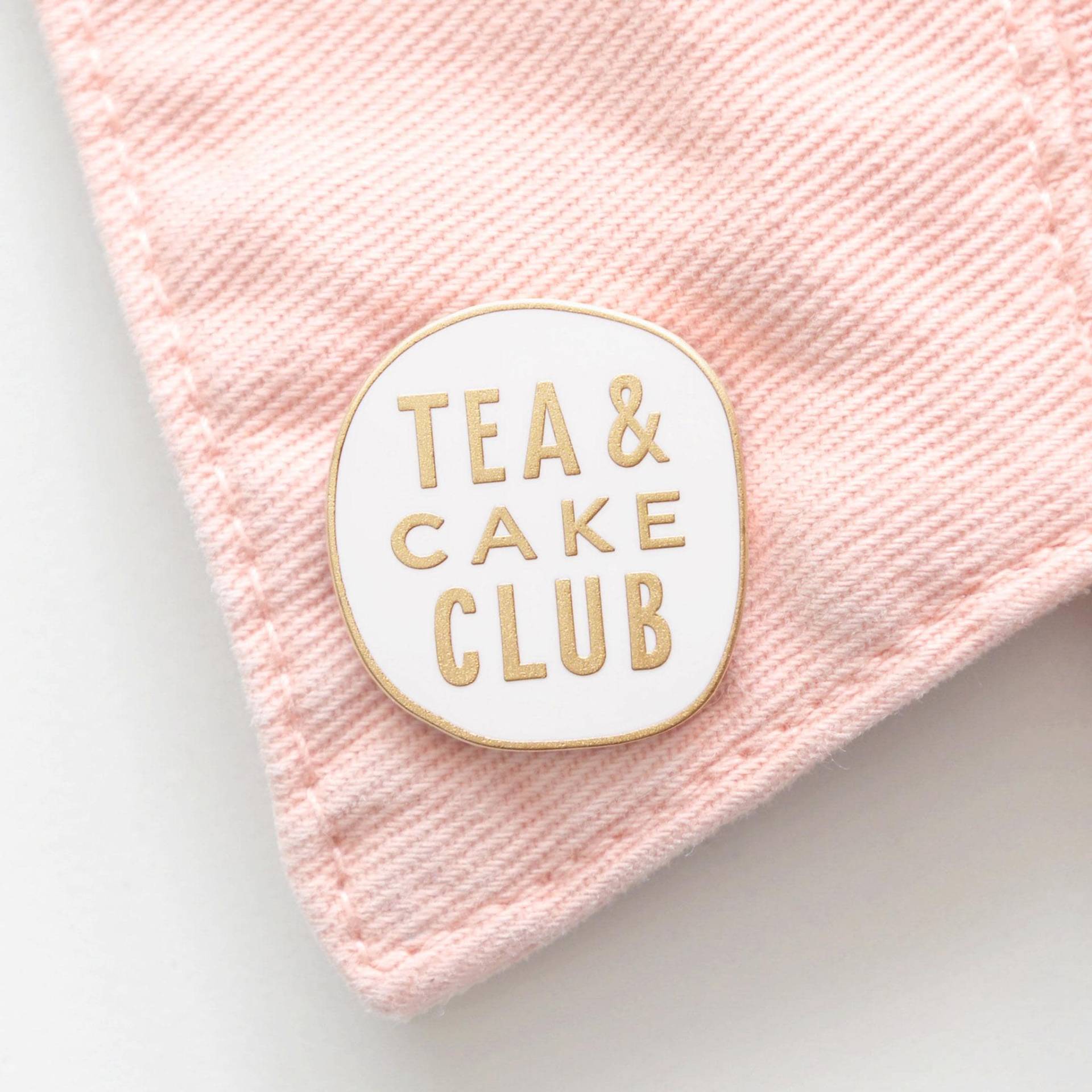Tea & Cake Club Pin - Emaille Flair Brosche Anstecknadel Pins Slogan Quirky Anstecker Teeliebhaber Kuchen Liebhaber von AlphabetBags