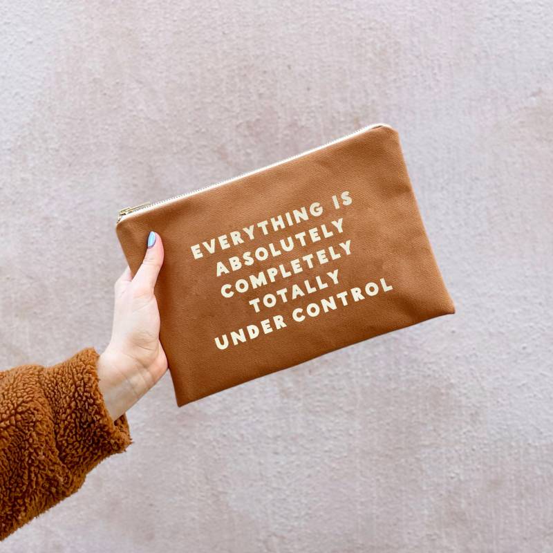 Under Control Beutel - Schminktäschchen Aus Segeltuch Beige Reißverschluss Slogan Hellbraune Clutch Tasche von AlphabetBags