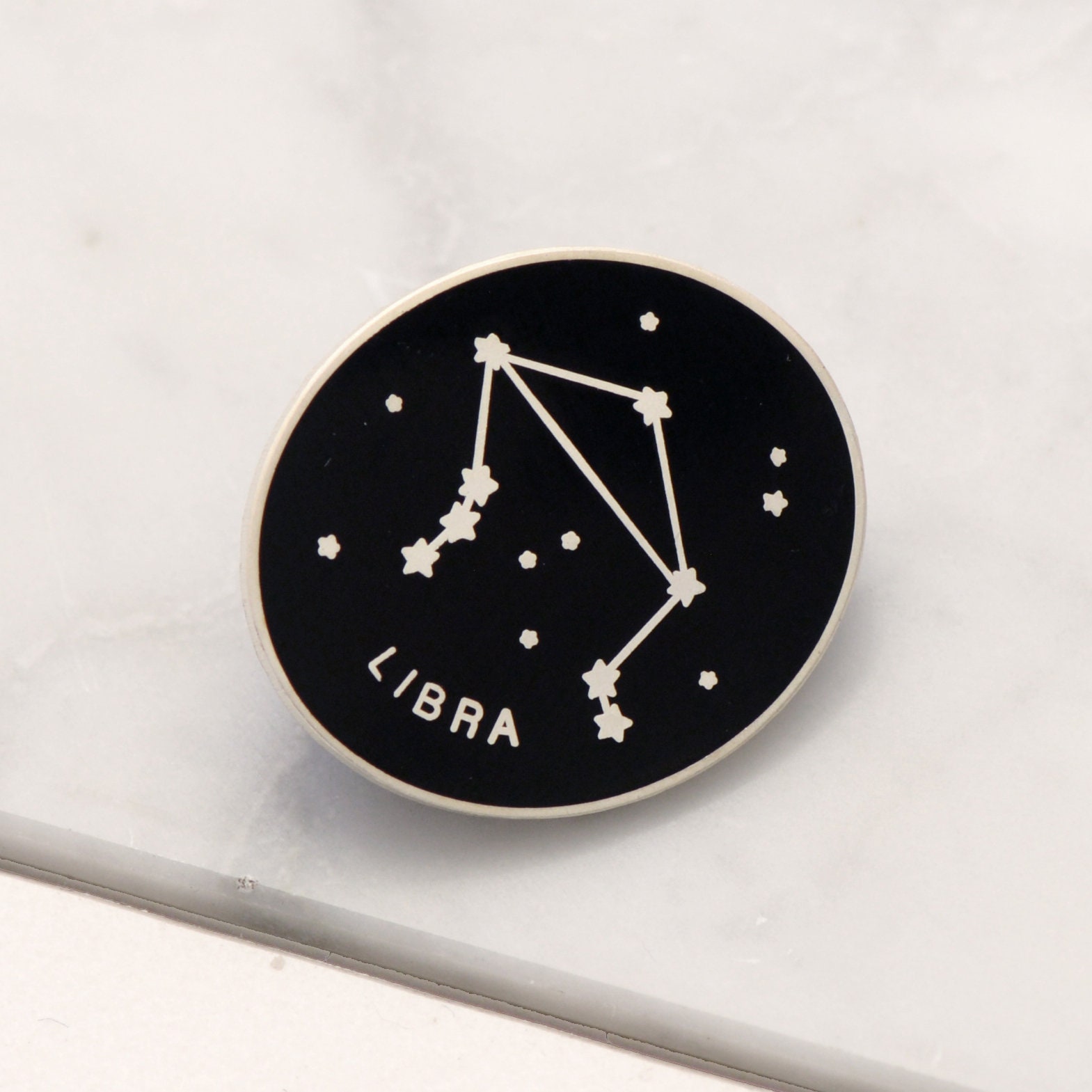 Waage Pin - Sternzeichen Sternbild Emaille Hard Set Pins Flair Geburtstag Badge Waage Pin - Sternzeichen Sternbild Emaille Hard Set Pins Flair Geburtstag Badge von AlphabetBags