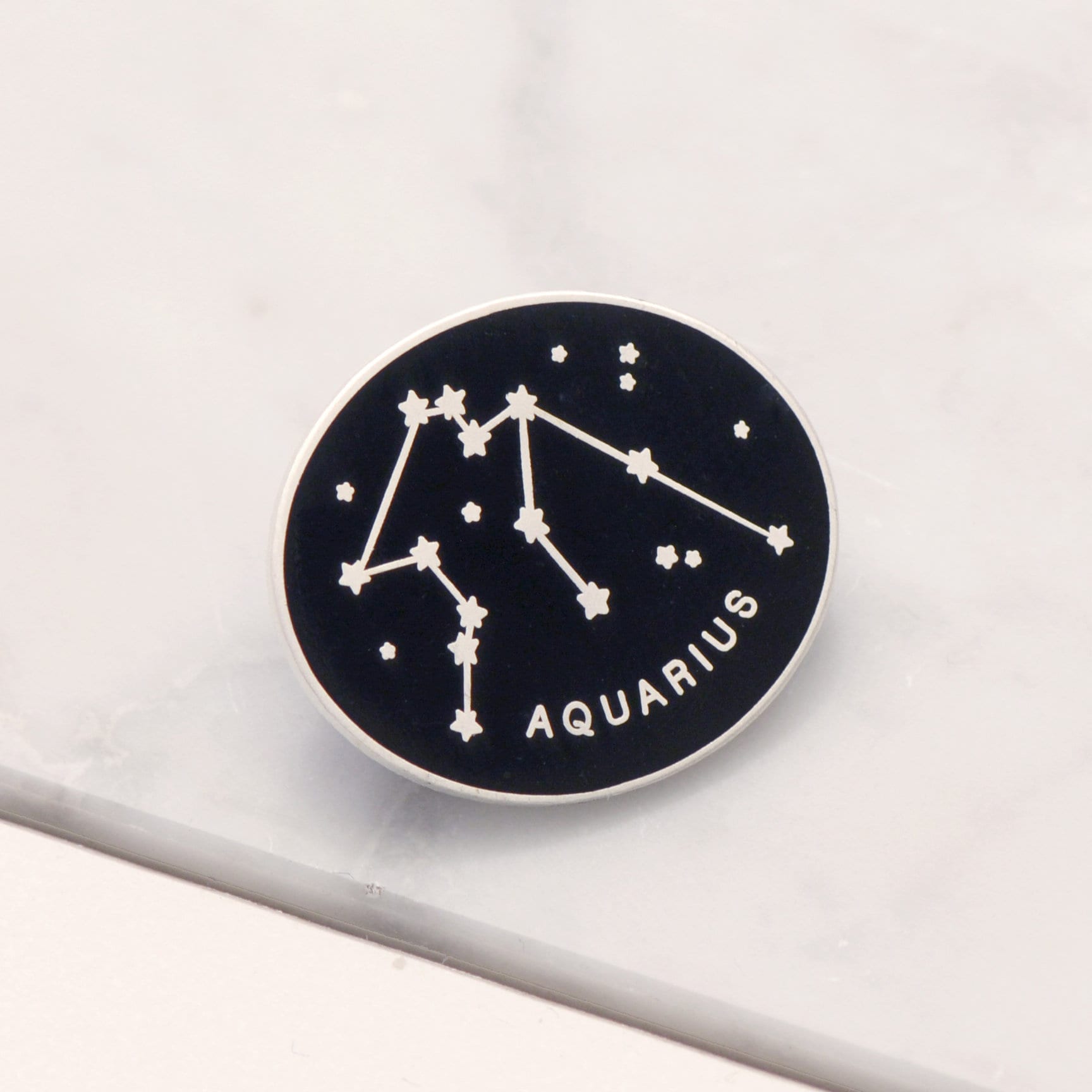 Wassermann Pin - Sternzeichen Sternbild Emaille Hard Set Anstecker Pins Flair Geburtstag Abzeichen Geschenk Wassermann Pin - Sternzeichen Sternbild Emaille Hard Set Anstecker Pins Flair Geburtstag Abzeichen Geschenk von AlphabetBags