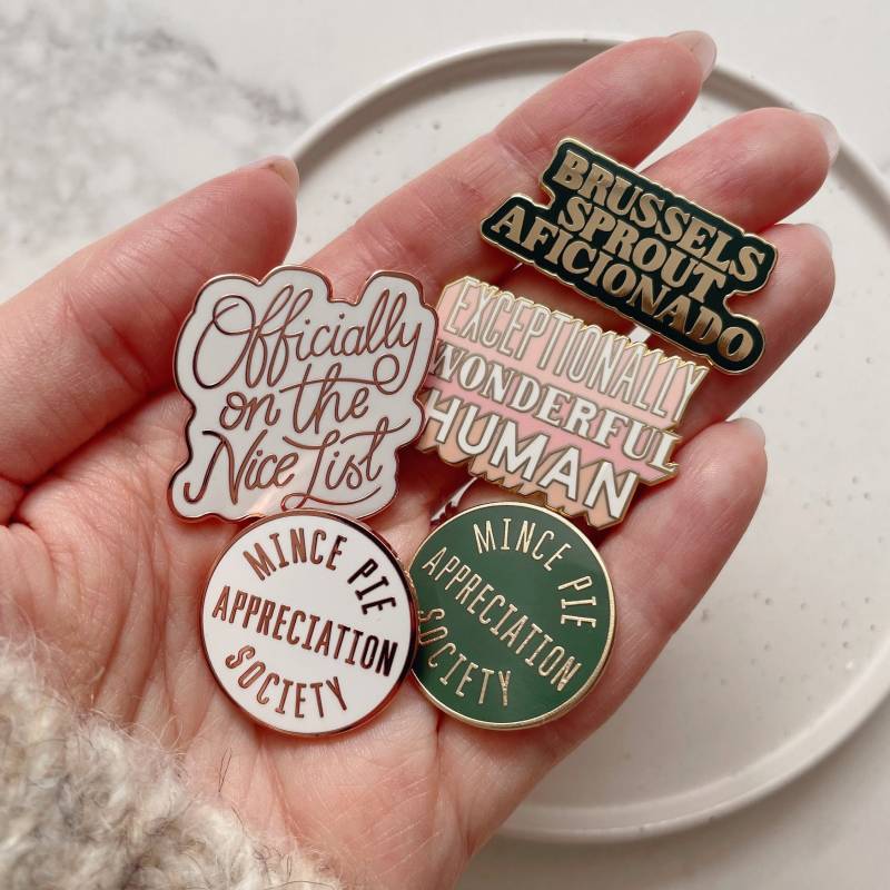 Weihnachten Pins - Emaille Pin Festliche Geschenk Für Weihnachtsgeschenk Anstecknadel von AlphabetBags
