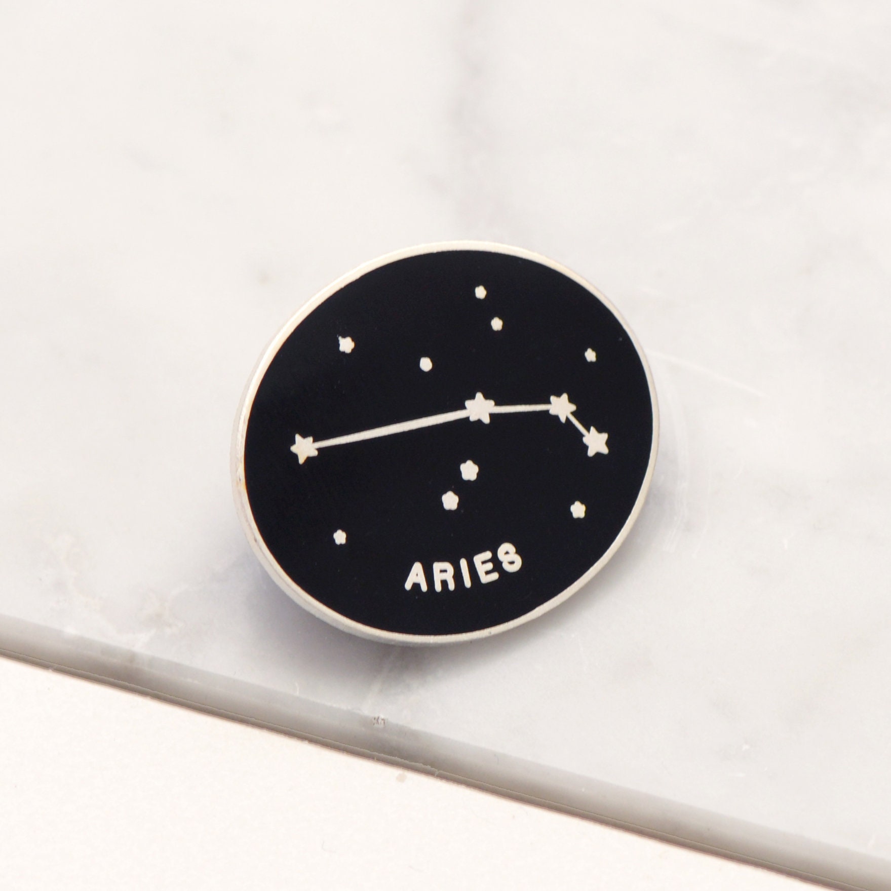 Widder Pin - Sternzeichen Sternbild Emaille Hard Pins Geburtstags Abzeichen Geschenk Widder Pin - Sternzeichen Sternbild Emaille Hard Pins Geburtstags Abzeichen Geschenk von AlphabetBags