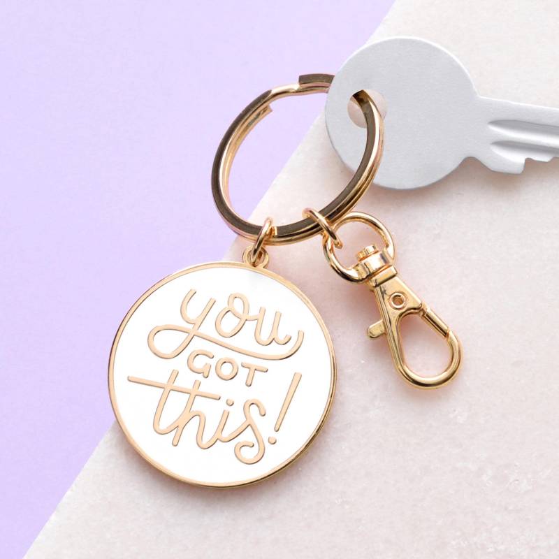 You Got This Emaille Schlüsselanhänger - Motivation Schlüsselring Anhänger Flair Kleines Geschenk Alphabet Taschen von AlphabetBags