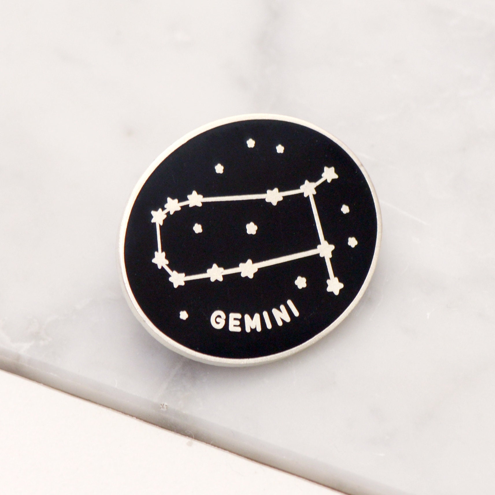 Zwillinge Pin - Sternzeichen Sternbild Emaille Hard Set Pins Flair Geburtstag Abzeichen Zwillinge Pin - Sternzeichen Sternbild Emaille Hard Set Pins Flair Geburtstag Abzeichen von AlphabetBags