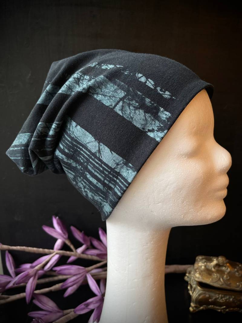 Beanie Im Dunklen Wald, Wunderschöne Bequeme Mütze, Slouchy, Damen, Kuschelig, Jersey, Wind/Wetter, Sommer/Winter - Gothic Rockabilly von Alrunalovelace
