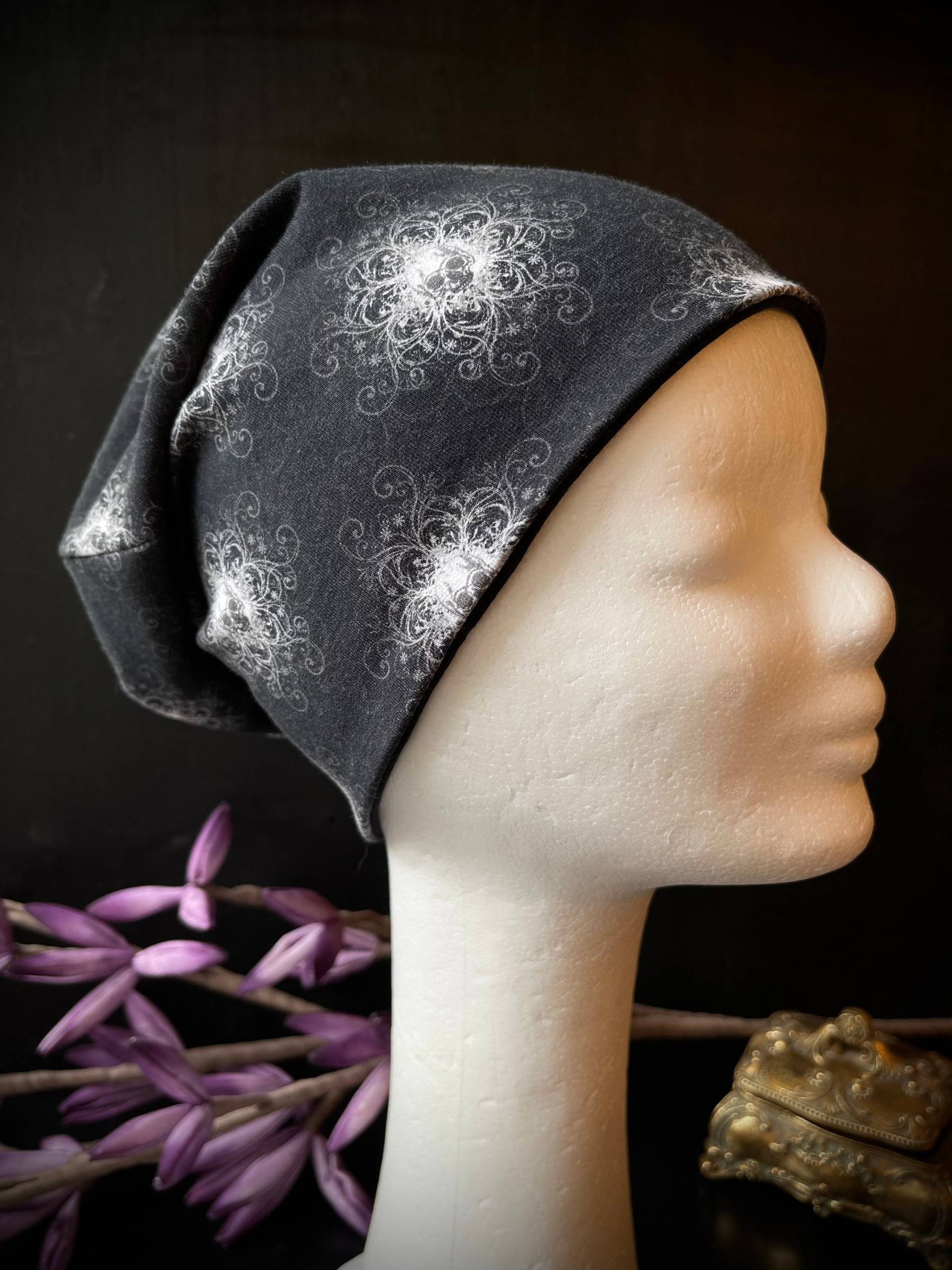 Beanie Totenköpfe & Ornamente, Wunderschöne Bequeme Mütze, Slouchy, 2 Größen, Kuschelig, Jersey, Wind/Wetter, Sommer/Winter - Gothic Rockabilly Beanie Totenköpfe & Ornamente, Wunderschöne Bequeme Mütze, Slouchy, 2 Größen, Kuschelig, Jersey, Wind/Wetter, Sommer/Winter - Gothic Rockabilly von Alrunalovelace