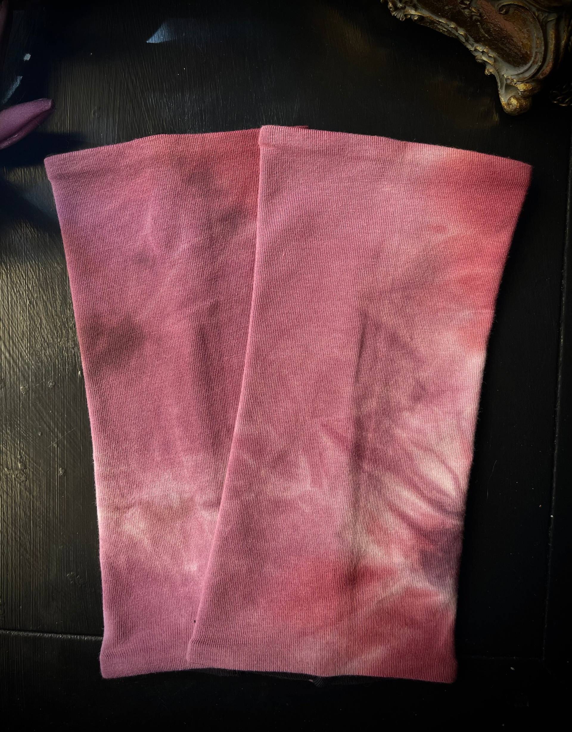 Stulpen Batik Lila-Violett, Tie Dye, Boho, Kuschelig & Warm, Bequeme Handstulpen, Armschützer, Armstulpen, Pulswärmer, Gothic, Steampunk Stulpen Batik Lila-Violett, Tie Dye, Boho, Kuschelig & Warm, Bequeme Handstulpen, Armschützer, Armstulpen, Pulswärmer, Gothic, Steampunk von Alrunalovelace