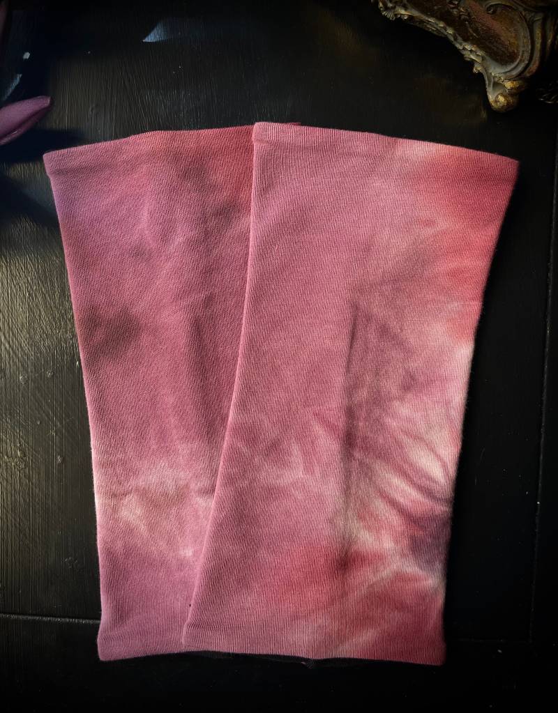 Stulpen Batik Lila-Violett, Tie Dye, Boho, Kuschelig & Warm, Bequeme Handstulpen, Armschützer, Armstulpen, Pulswärmer, Gothic, Steampunk Stulpen Batik Lila-Violett, Tie Dye, Boho, Kuschelig & Warm, Bequeme Handstulpen, Armschützer, Armstulpen, Pulswärmer, Gothic, Steampunk von Alrunalovelace