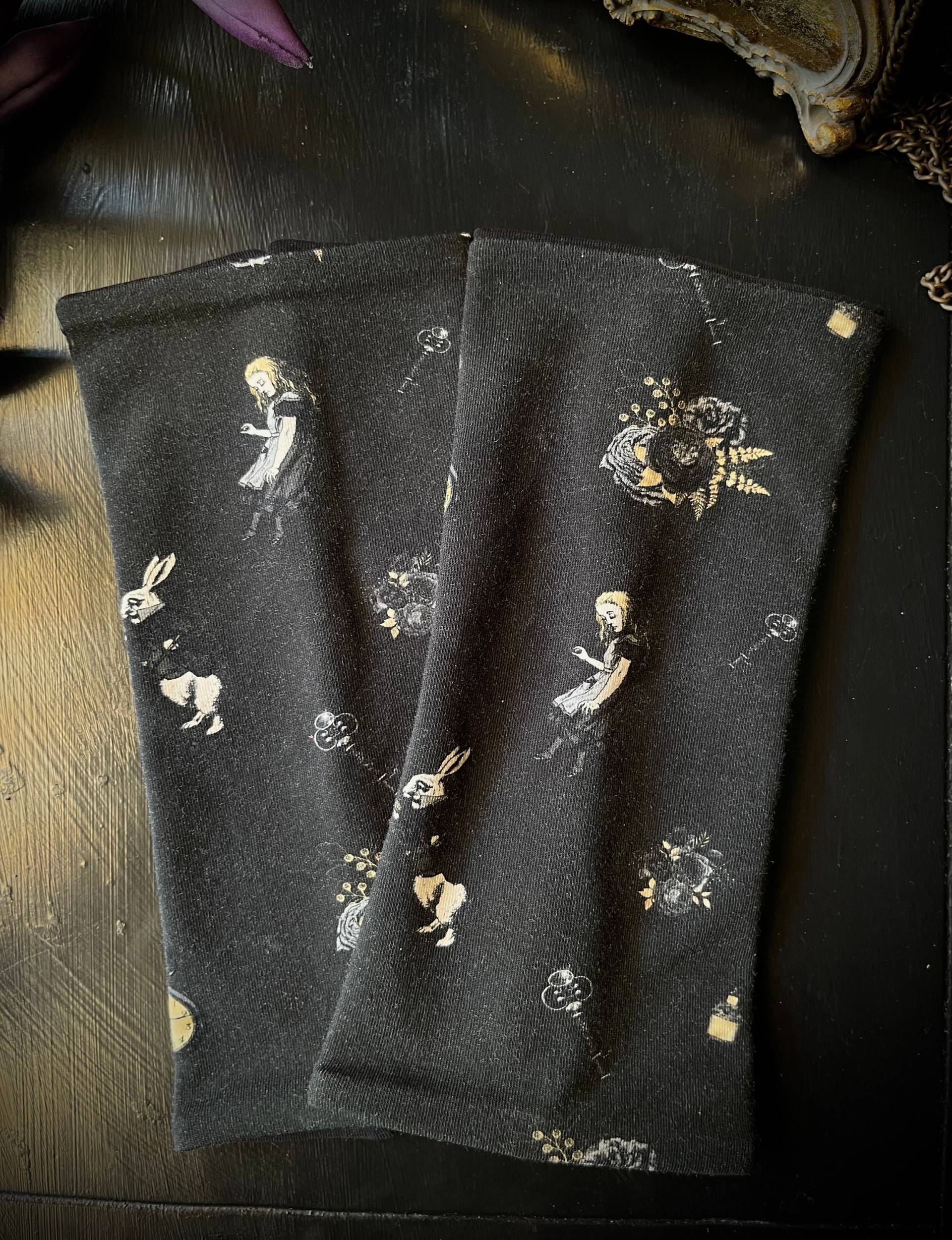 Stulpen Dark Alice, Wunderland, Hase, Blumen, Kuschelig & Warm, Bequeme Handstulpen, Armschützer, Armstulpen, Pulswärmer, Gothic, Steampunk Stulpen Dark Alice, Wunderland, Hase, Blumen, Kuschelig & Warm, Bequeme Handstulpen, Armschützer, Armstulpen, Pulswärmer, Gothic, Steampunk von Alrunalovelace