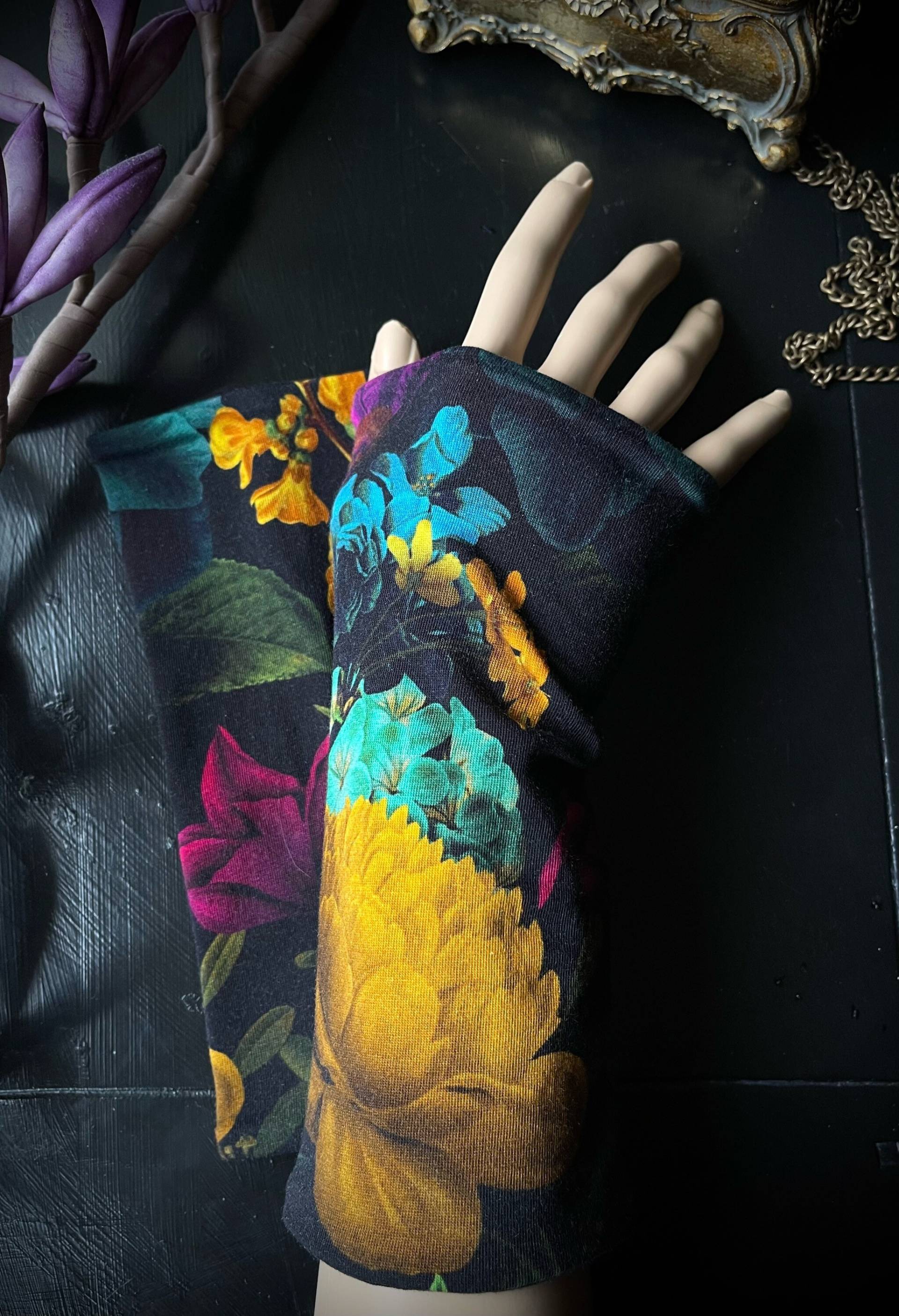 Stulpen Dunkle Blumen, Schwarz, Handstulpen, Wunderschön, Weich & Bequem, Armschützer, Armstulpen, Pulswärmer - Gothic Goth Steampunk Stulpen Dunkle Blumen, Schwarz, Handstulpen, Wunderschön, Weich & Bequem, Armschützer, Armstulpen, Pulswärmer - Gothic Goth Steampunk von Alrunalovelace
