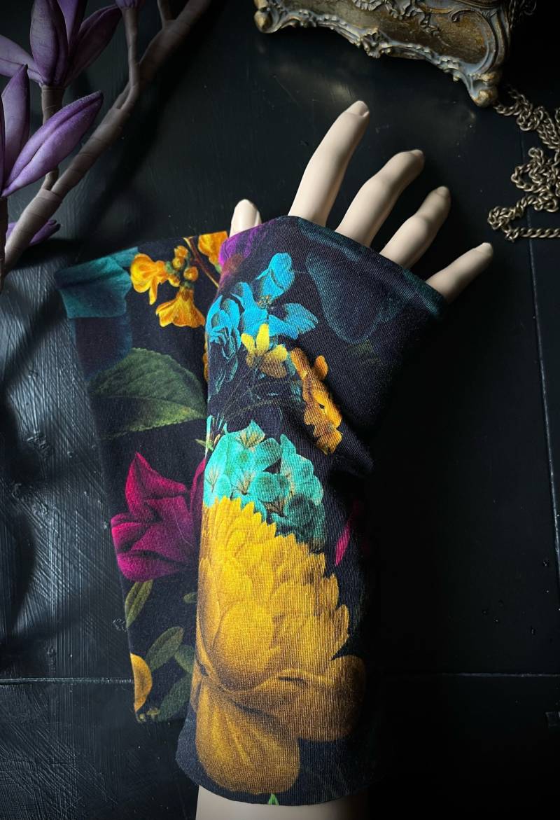 Stulpen Dunkle Blumen, Schwarz, Handstulpen, Wunderschön, Weich & Bequem, Armschützer, Armstulpen, Pulswärmer - Gothic Goth Steampunk Stulpen Dunkle Blumen, Schwarz, Handstulpen, Wunderschön, Weich & Bequem, Armschützer, Armstulpen, Pulswärmer - Gothic Goth Steampunk von Alrunalovelace