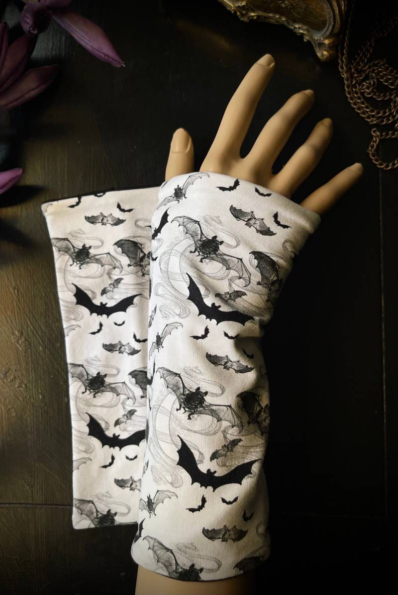 Stulpen Edle Fledermäuse, Bats, Kuschelig & Warm, Bequeme Handstulpen, Armschützer, Armstulpen, Pulswärmer, Gothic, Halloween, Steampunk von Alrunalovelace
