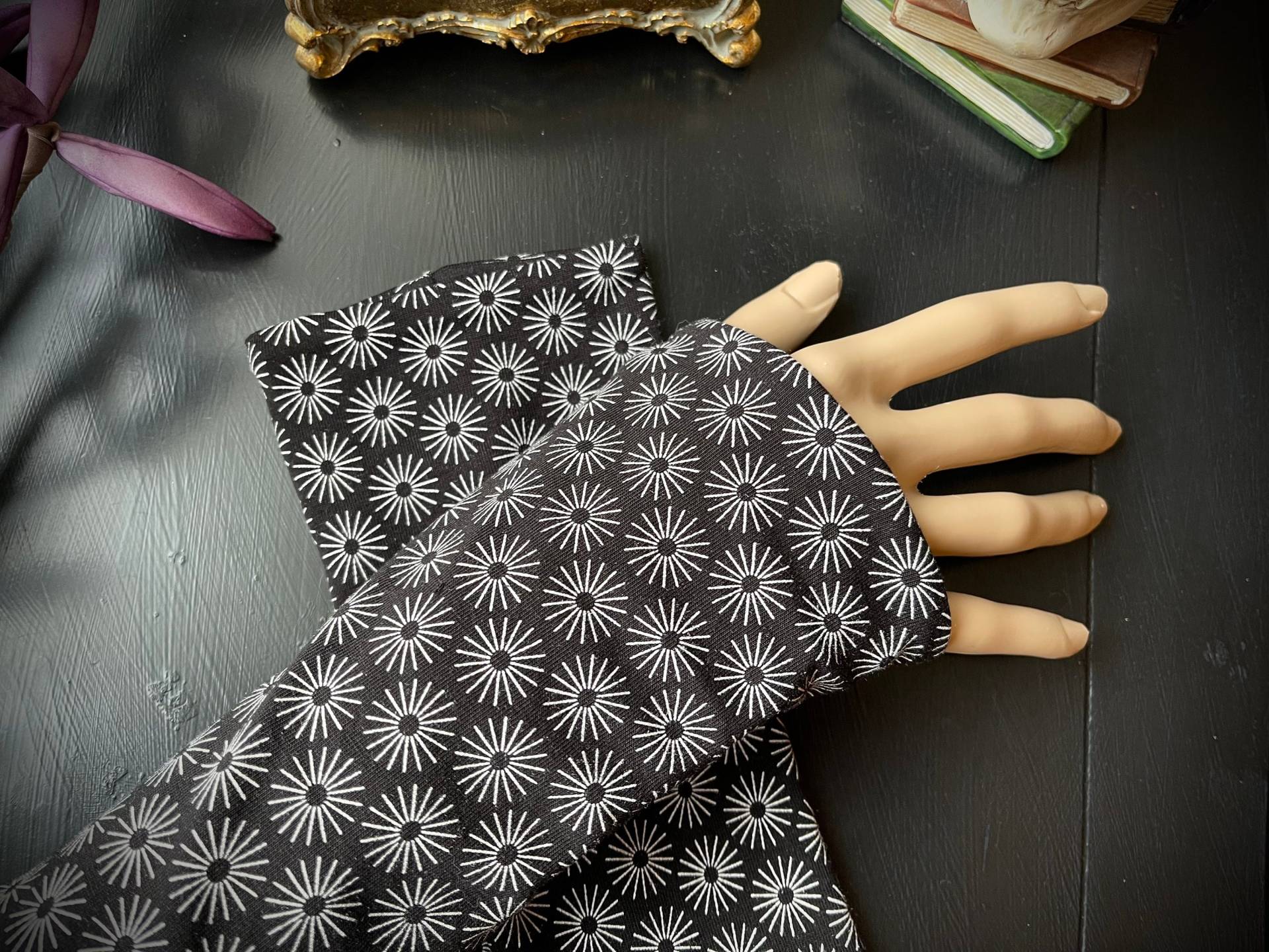 Stulpen Schwarze Strahlen, Handstulpen, Armschützer, Armstulpen, Pulswärmer - Accessoires Spitze Mode Gothic Goth Rock Stulpen Schwarze Strahlen, Handstulpen, Armschützer, Armstulpen, Pulswärmer - Accessoires Spitze Mode Gothic Goth Rock von Alrunalovelace