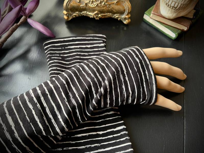 Stulpen Schwarze Streifen, Handstulpen, Armschützer, Armstulpen, Pulswärmer - Accessoires Spitze Mode Gothic Goth Rock Stulpen Schwarze Streifen, Handstulpen, Armschützer, Armstulpen, Pulswärmer - Accessoires Spitze Mode Gothic Goth Rock von Alrunalovelace