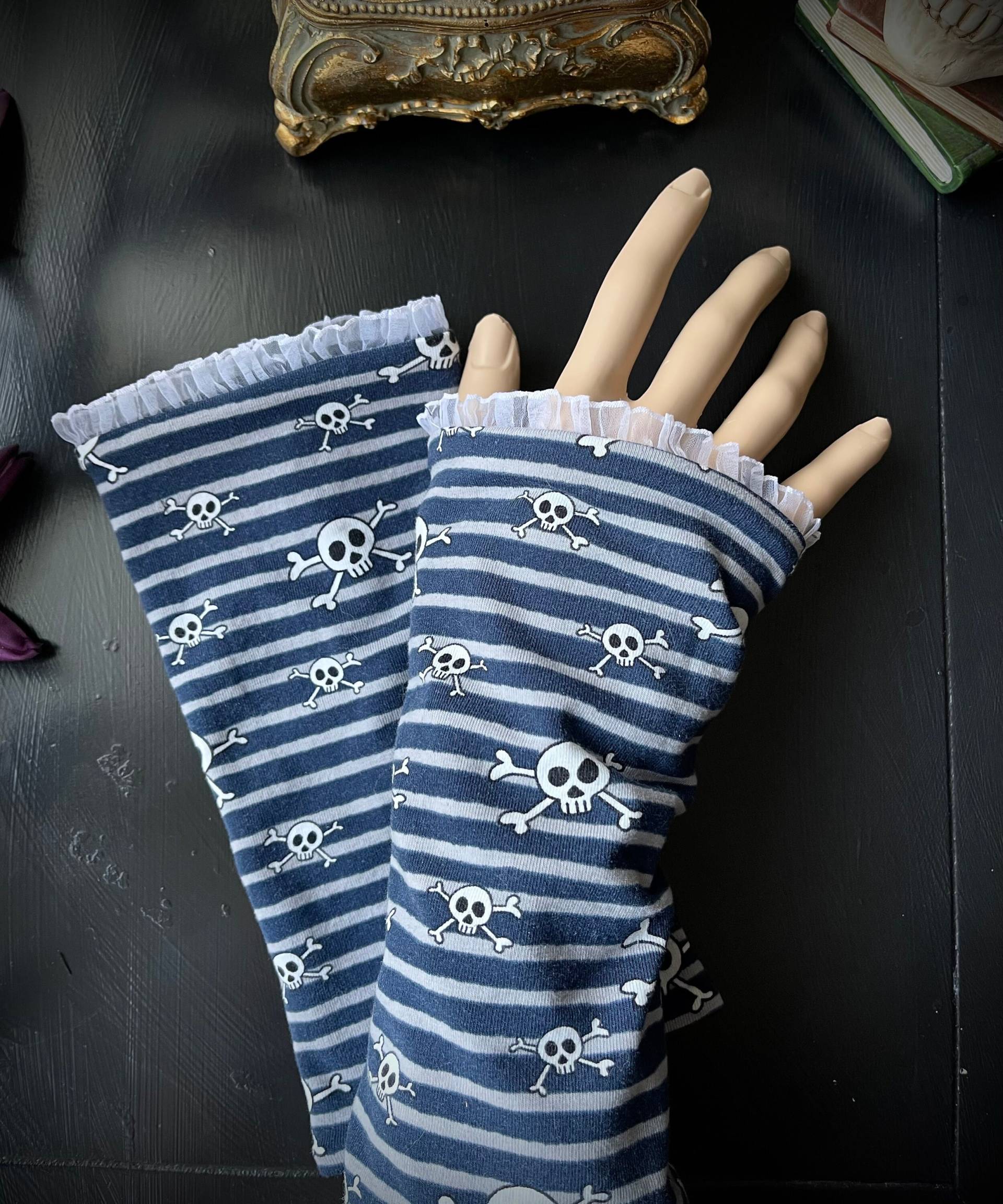 Stulpen Streifen & Skulls, Totenköpfe, Handstulpen, Armschützer, Armstulpen, Pulswärmer - Accessoires Spitze Gothic Goth Rock-Pirat Stulpen Streifen & Skulls, Totenköpfe, Handstulpen, Armschützer, Armstulpen, Pulswärmer - Accessoires Spitze Gothic Goth Rock-Pirat von Alrunalovelace