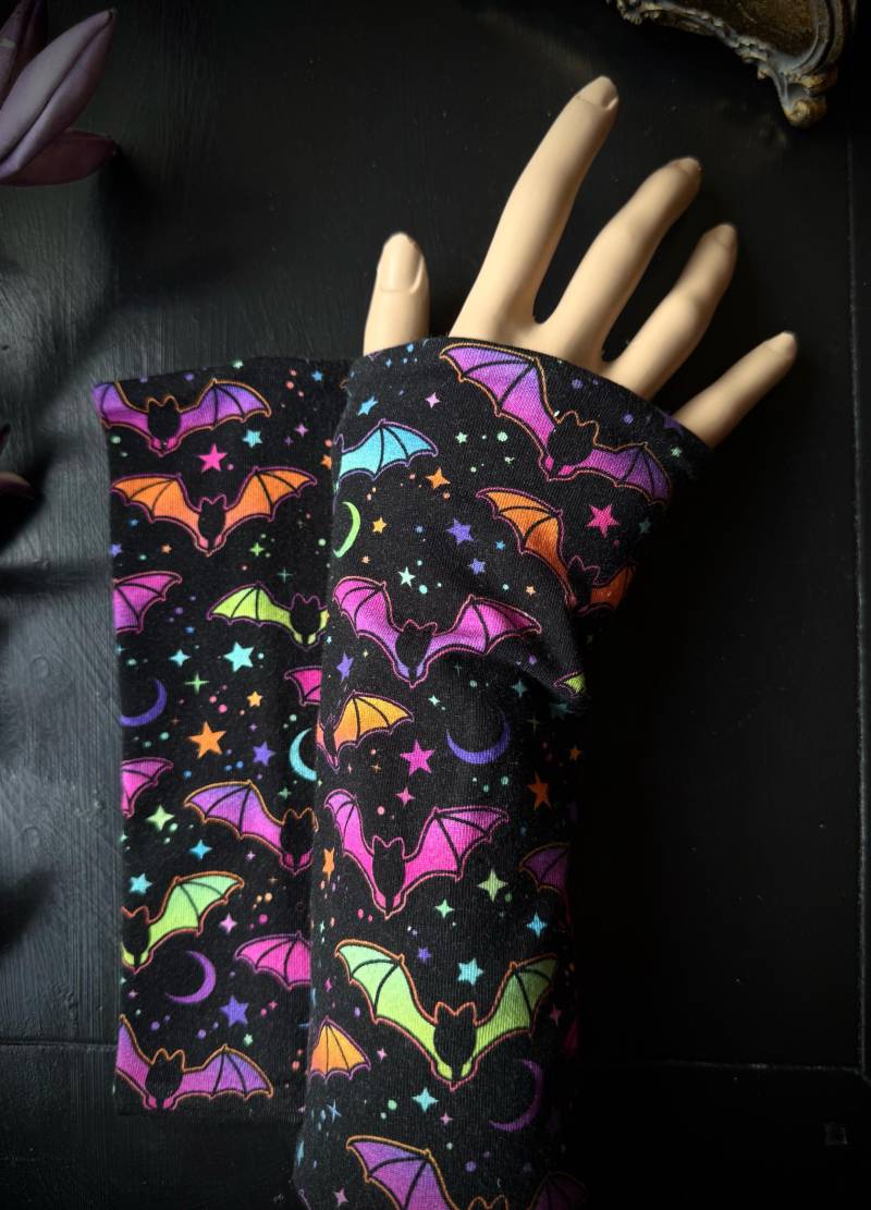 stulpen Bunte Fledermäuse, Bats, So Schön Und Kuschelig, Handstulpen, Armschützer, Armstulpen, Pulswärmer - Gothic Rock stulpen Bunte Fledermäuse, Bats, So Schön Und Kuschelig, Handstulpen, Armschützer, Armstulpen, Pulswärmer - Gothic Rock von Alrunalovelace