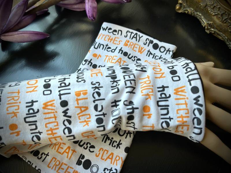 stulpen Halloween Schriftzüge, Ghost, Witch, Pumpkin, Jersey, Kuschelig & Warme Handstulpen, Armschützer, Armstulpen, Pulswärmer - Gothic stulpen Halloween Schriftzüge, Ghost, Witch, Pumpkin, Jersey, Kuschelig & Warme Handstulpen, Armschützer, Armstulpen, Pulswärmer - Gothic von Alrunalovelace
