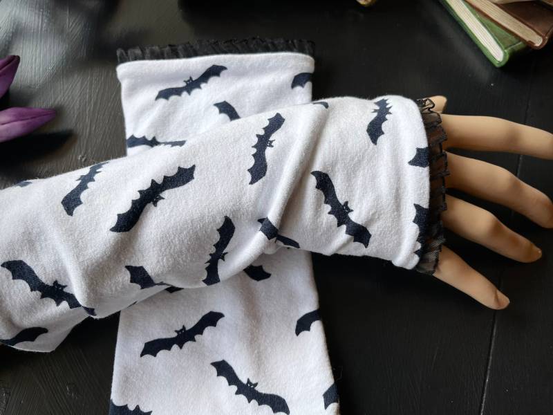 stulpen Kleine Fledermäuse, Bats, Handstulpen, Armschützer, Armstulpen, Pulswärmer - Accessoires Spitze Mode Gothic Goth stulpen Kleine Fledermäuse, Bats, Handstulpen, Armschützer, Armstulpen, Pulswärmer - Accessoires Spitze Mode Gothic Goth von Alrunalovelace