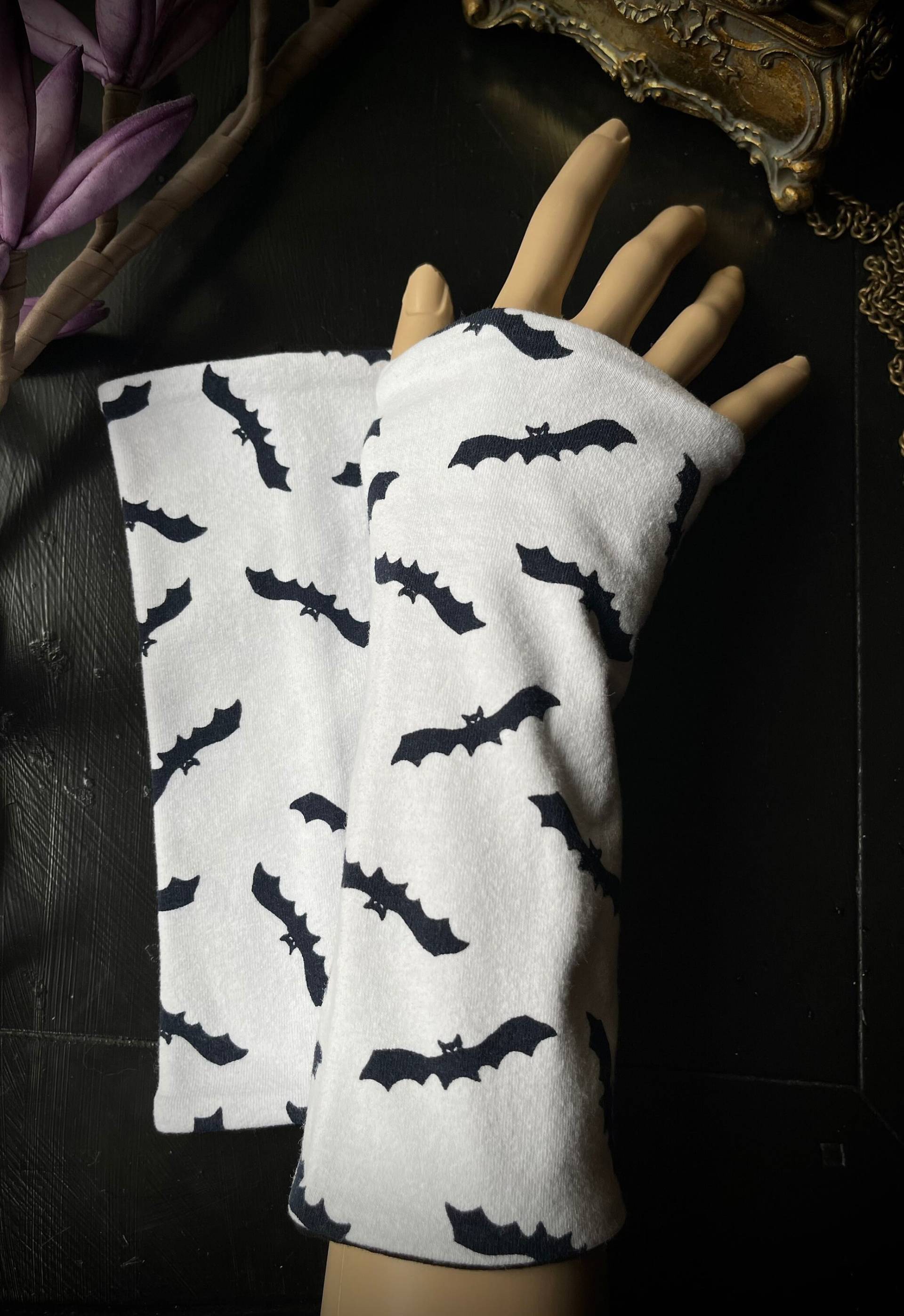 stulpen Kleine Fledermäuse, Bats, Jersey, Handstulpen, Armschützer, Armstulpen, Pulswärmer - Accessoires Spitze Mode Gothic Goth stulpen Kleine Fledermäuse, Bats, Jersey, Handstulpen, Armschützer, Armstulpen, Pulswärmer - Accessoires Spitze Mode Gothic Goth von Alrunalovelace