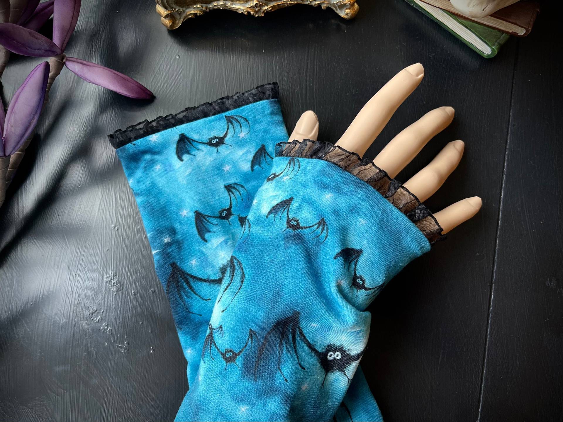 stulpen Midnight Bats, Fledermaus, Handstulpen, Armschützer, Armstulpen, Pulswärmer - Accessoires Spitze Mode Gothic Goth Rock von Alrunalovelace