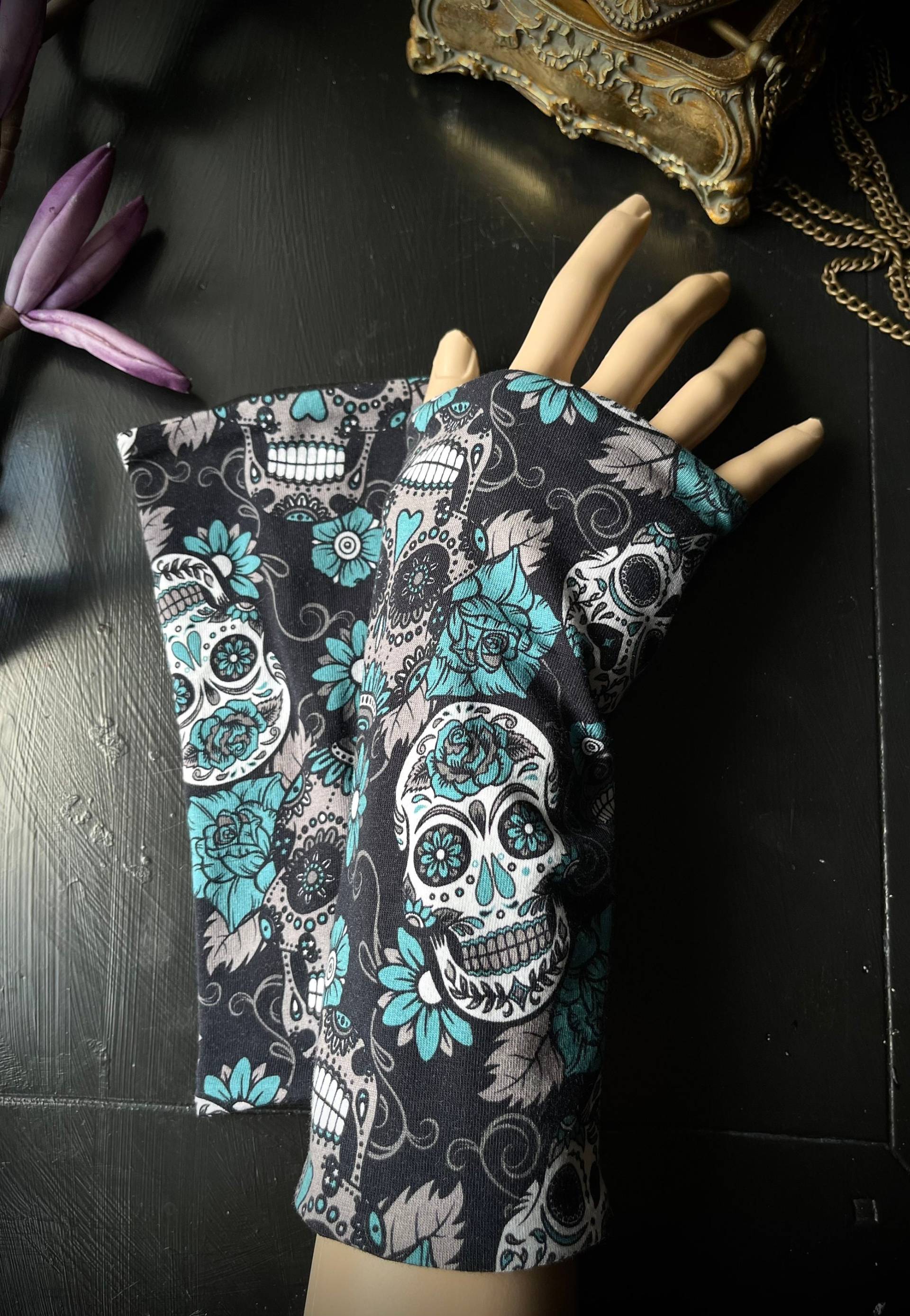 stulpen Totenköpfe, Dia De Muertos, Petrol, Wunderschöne Handstulpen, Edel Und Kuschelig, Armschützer, Armstulpen, Pulswärmer - Gothic Rock stulpen Totenköpfe, Dia De Muertos, Petrol, Wunderschöne Handstulpen, Edel Und Kuschelig, Armschützer, Armstulpen, Pulswärmer - Gothic Rock von Alrunalovelace