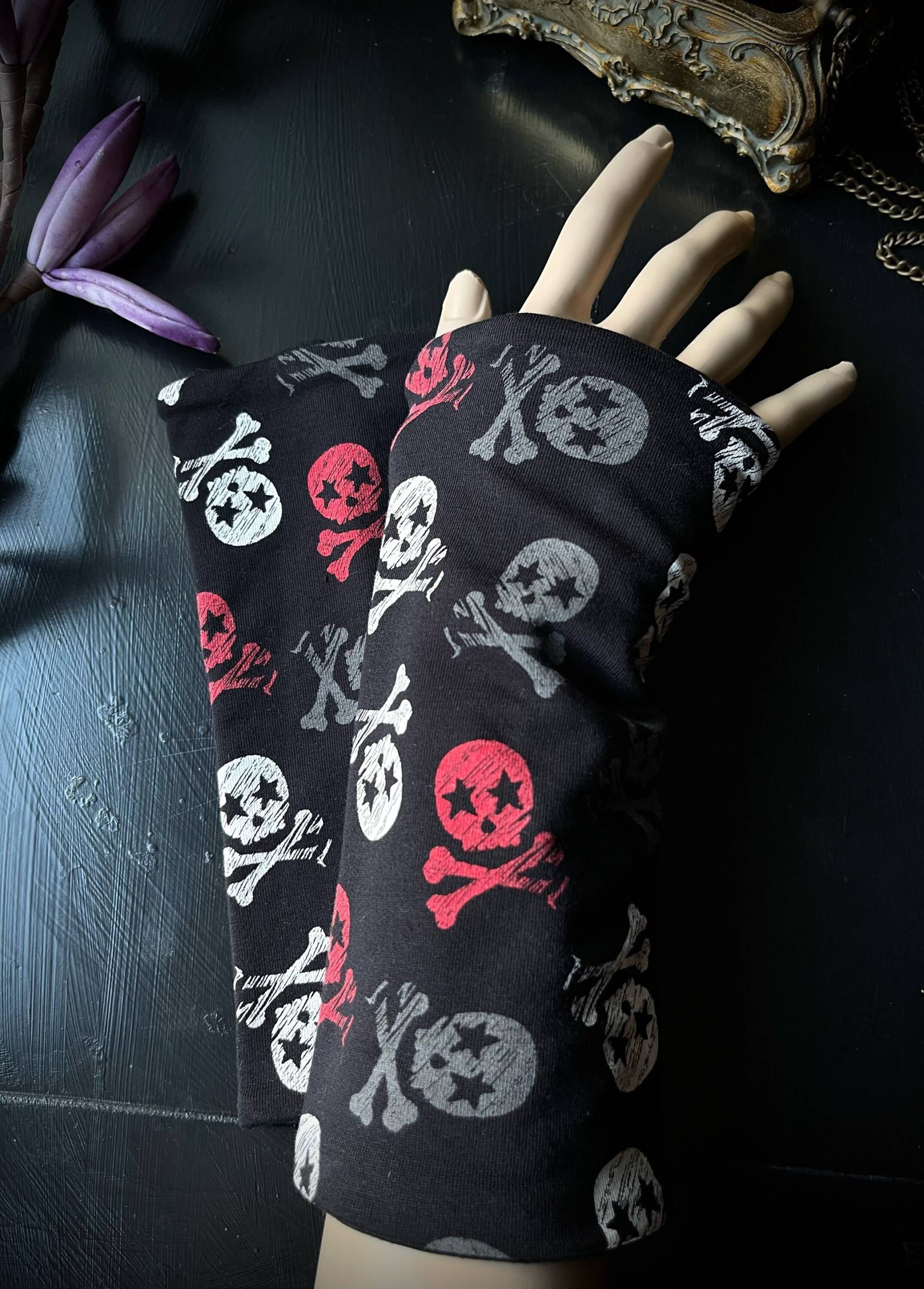 stulpen Totenköpfe, Schwarz-Weiß-Rot, Wunderschöne Handstulpen, Edel Und Kuschelig, Armschützer, Armstulpen, Pulswärmer - Gothic Rock stulpen Totenköpfe, Schwarz-Weiß-Rot, Wunderschöne Handstulpen, Edel Und Kuschelig, Armschützer, Armstulpen, Pulswärmer - Gothic Rock von Alrunalovelace