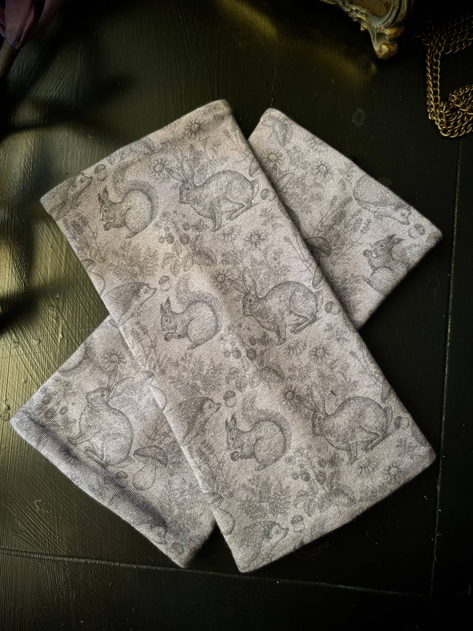 stulpen Waldtiere, Hase, Eichhörnchen & Igel, Warm Und Kuschelig, Edel, Grauebraune Handstulpen, Armschützer, Armstulpen, Pulswärmer - Gothic von Alrunalovelace