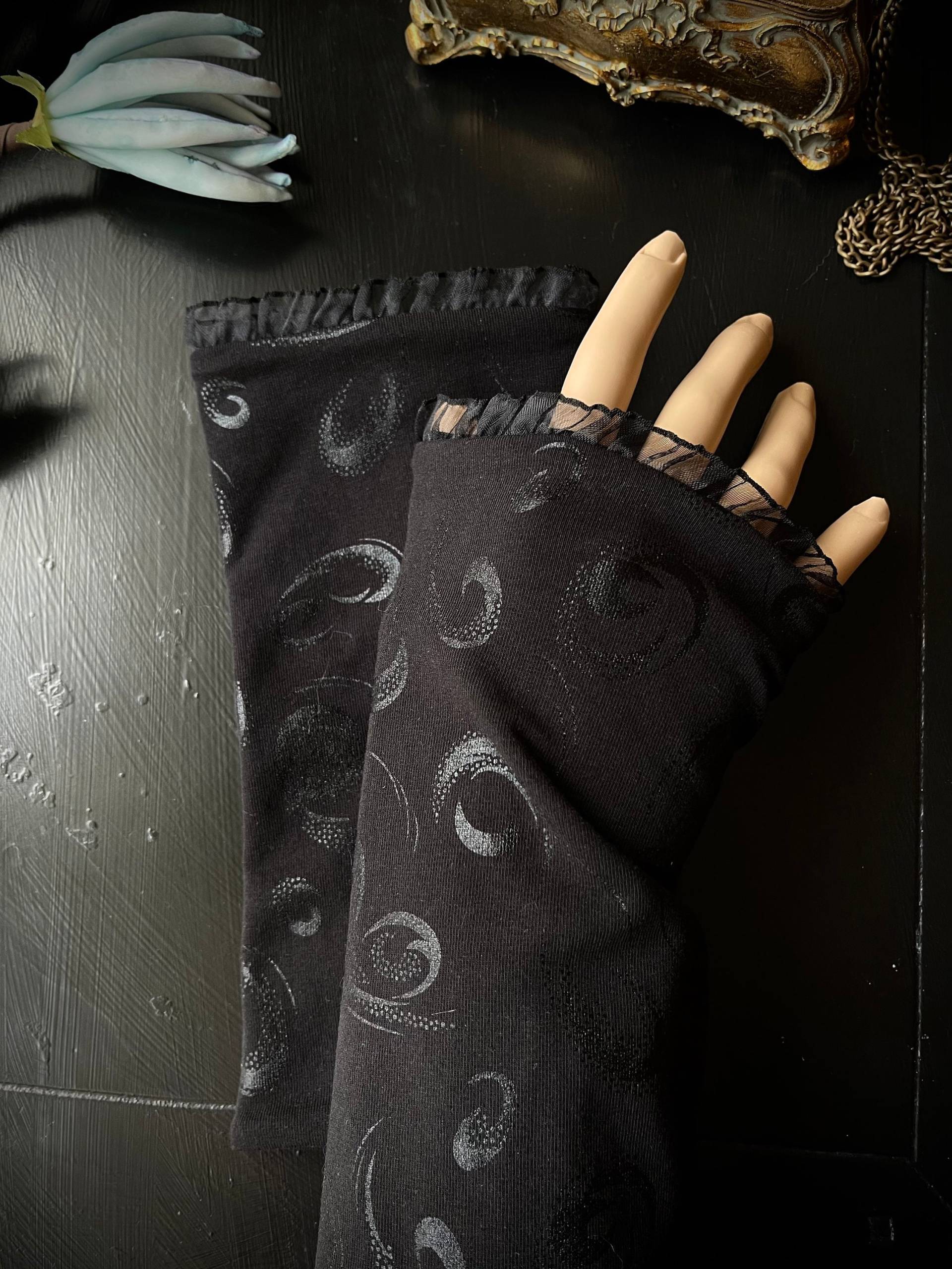 stulpen Wirbel, Edel, Ton in Ton, Folie, Handstulpen, Wunderschön, Armschützer, Armstulpen, Pulswärmer - Spitze Gothic Goth Rockabilly stulpen Wirbel, Edel, Ton in Ton, Folie, Handstulpen, Wunderschön, Armschützer, Armstulpen, Pulswärmer - Spitze Gothic Goth Rockabilly von Alrunalovelace