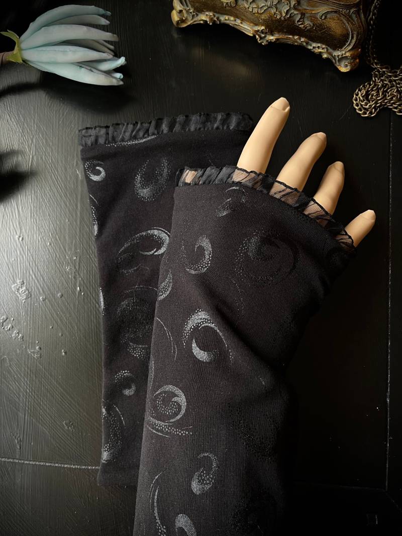 stulpen Wirbel, Edel, Ton in Ton, Folie, Handstulpen, Wunderschön, Armschützer, Armstulpen, Pulswärmer - Spitze Gothic Goth Rockabilly von Alrunalovelace