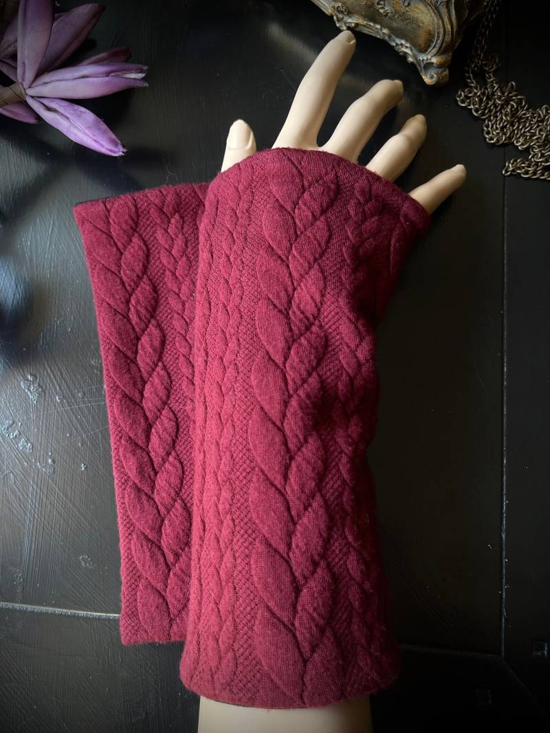 stulpen Zopfmuster, Kuschelig, Edel - Handstulpen, Armschützer, Armstulpen, Pulswärmer Accessoires Spitze Gothic Goth Rock stulpen Zopfmuster, Kuschelig, Edel - Handstulpen, Armschützer, Armstulpen, Pulswärmer Accessoires Spitze Gothic Goth Rock von Alrunalovelace