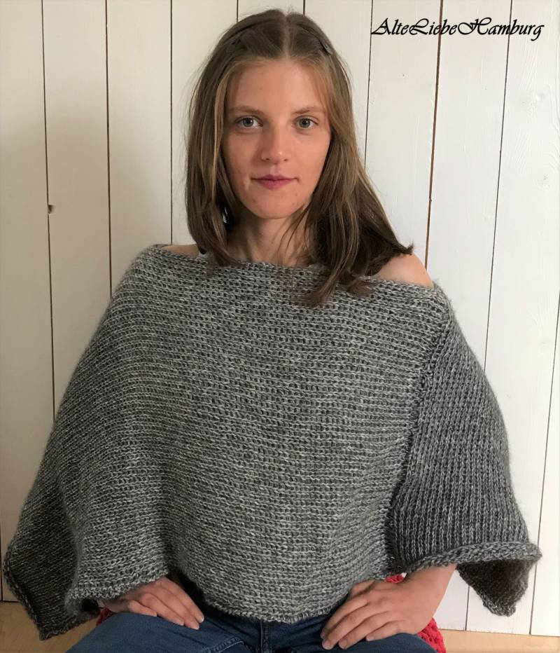 Alpaca-Mohair Woll-Poncho in Grau Weiß -Handgestrickt/strick-Poncho Alpaca-Mohair Woll-Poncho in Grau Weiß -Handgestrickt/strick-Poncho von AlteLiebeHamburg
