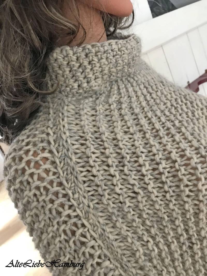 Poncho - Alpaka Schurwolle Merino-Poncho in Taupe-Melange/Beidseitig Tragbar Handgestrickt Unikat Strick-Poncho Poncho - Alpaka Schurwolle Merino-Poncho in Taupe-Melange/Beidseitig Tragbar Handgestrickt Unikat Strick-Poncho von AlteLiebeHamburg