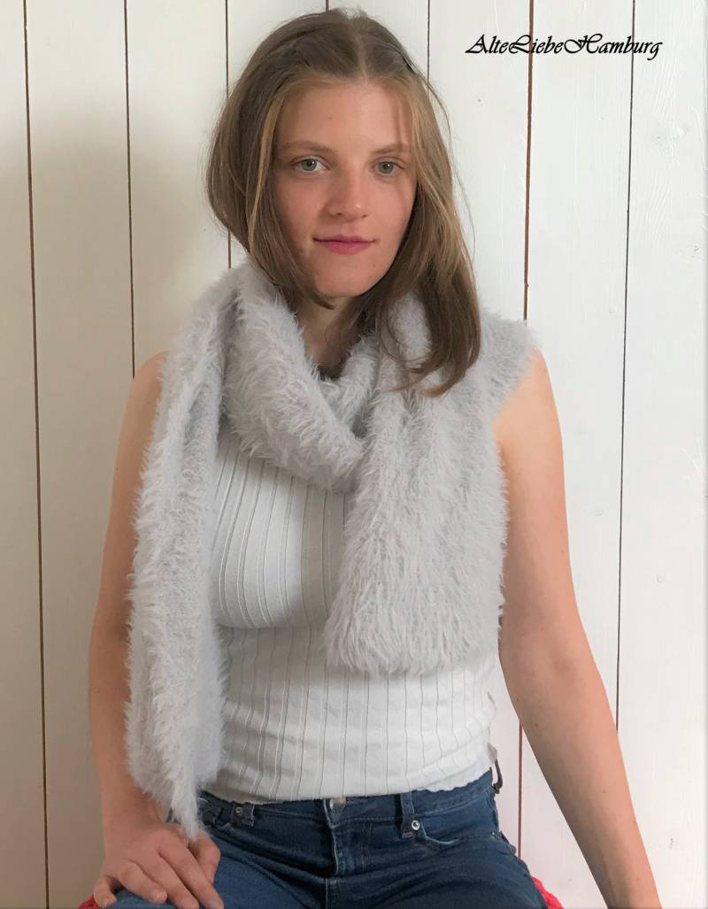 Langer Flausch-Schal in Hellgrau - Handgestrickt Langer Flausch-Schal in Hellgrau - Handgestrickt von AlteLiebeHamburg