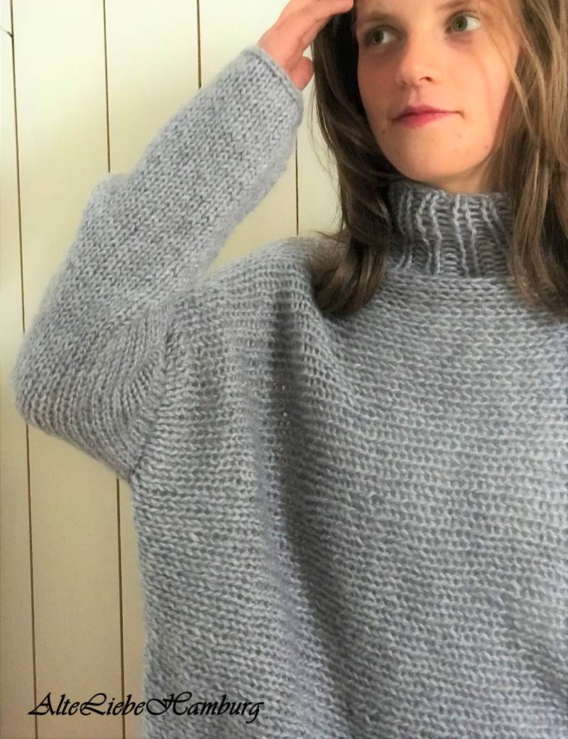 Langer Herbst-/Winterpulli in Grau - Handgestrickt Langer Herbst-/Winterpulli in Grau - Handgestrickt von AlteLiebeHamburg