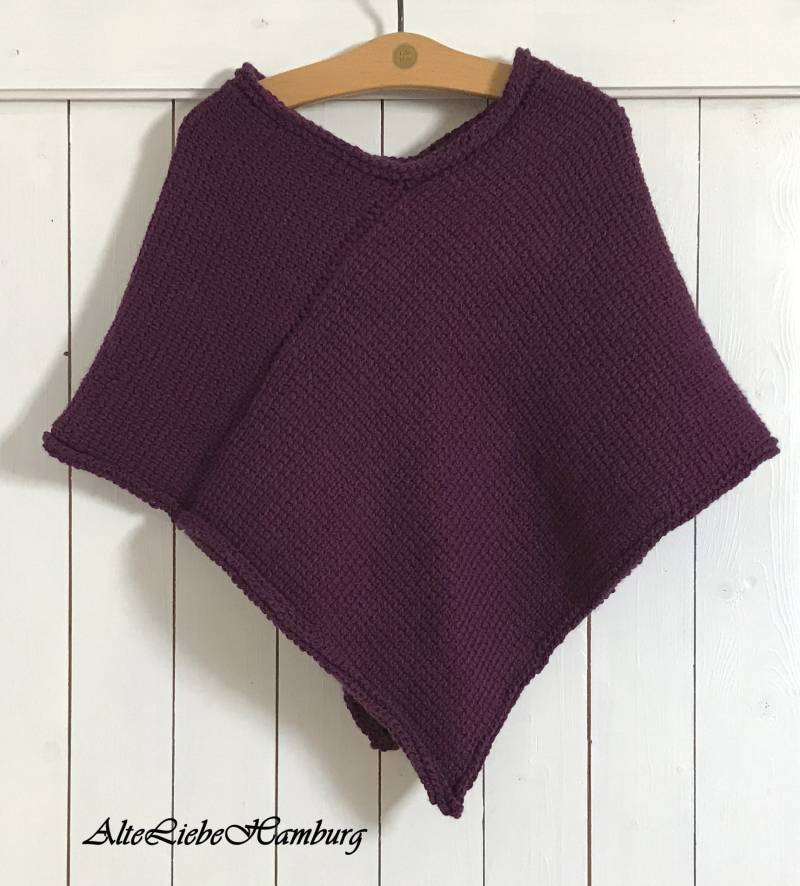 Woll-Poncho in Beere-Handgestrickt/strick-Poncho Woll-Poncho in Beere-Handgestrickt/strick-Poncho von AlteLiebeHamburg