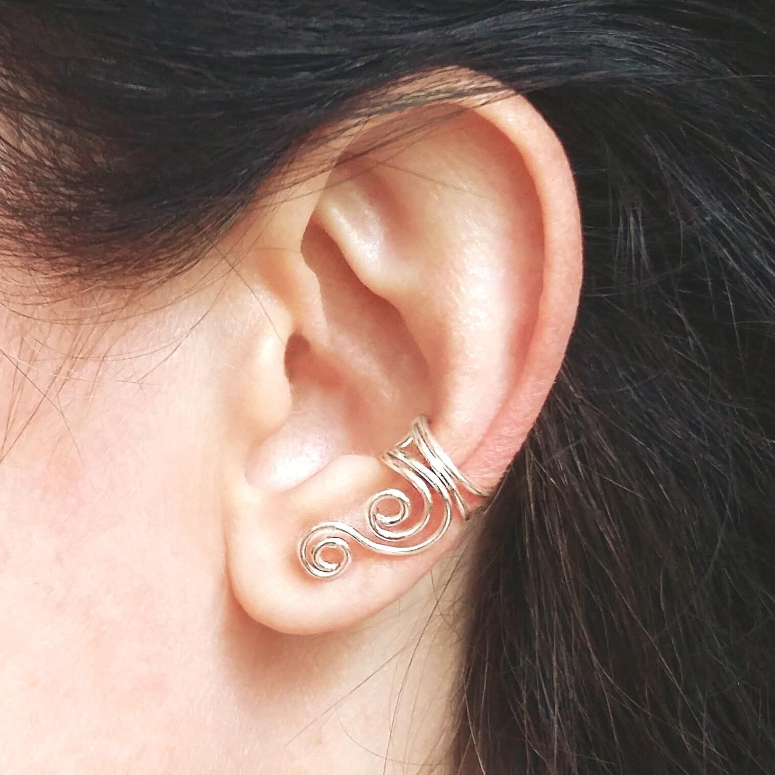 Silber Ohrmanschette, Geschweiftes Ohr Wickeln, Verwirbelte Kein Durchbohren Ohrring, Fake-Piercing, Boho Knorpelohrring von AlteredElegance