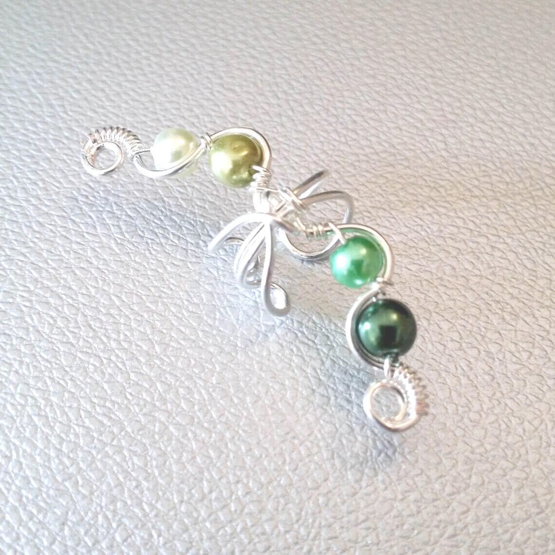 Silber Ohrmanschette, Grüne Perle Gelockte Ohr Wickeln, Kein Piercing Ohrring, Fake-Piercing, Boho Natur Ohrring von AlteredElegance